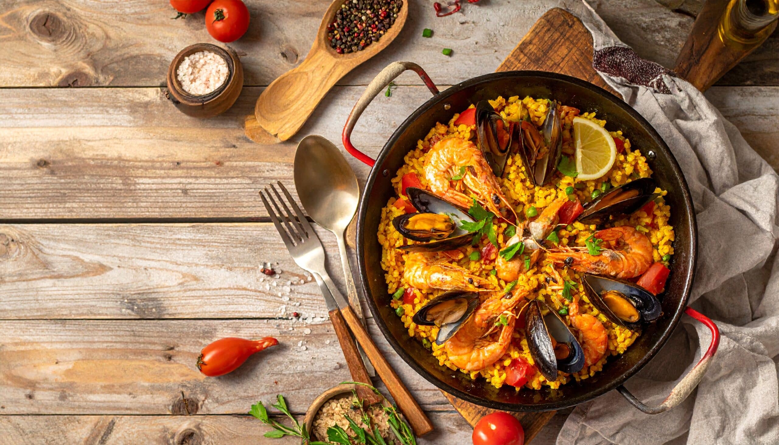 Paella hiszpańska na drewnianym blacie