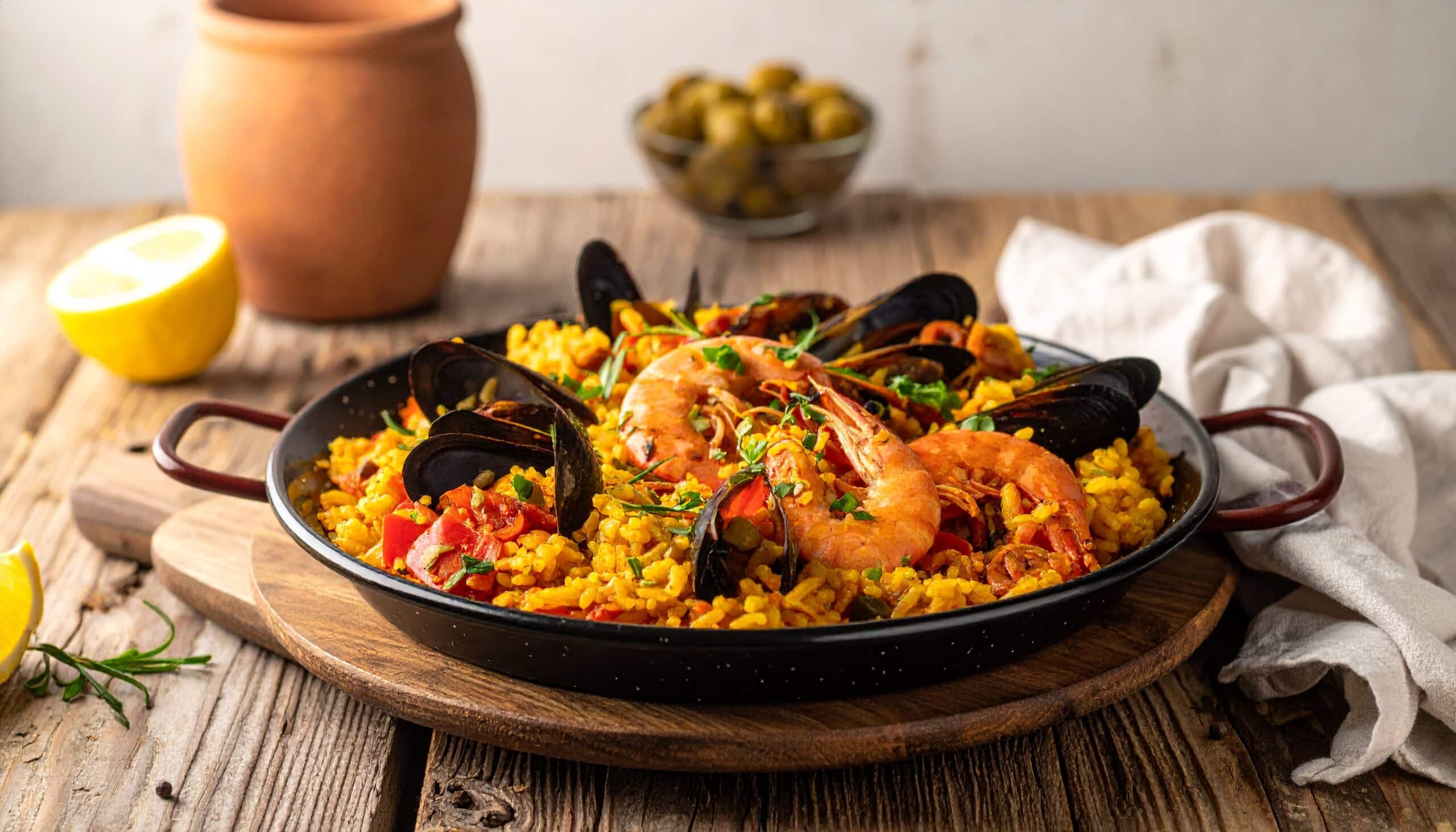 Paella hiszpańska na drewnianym blacie