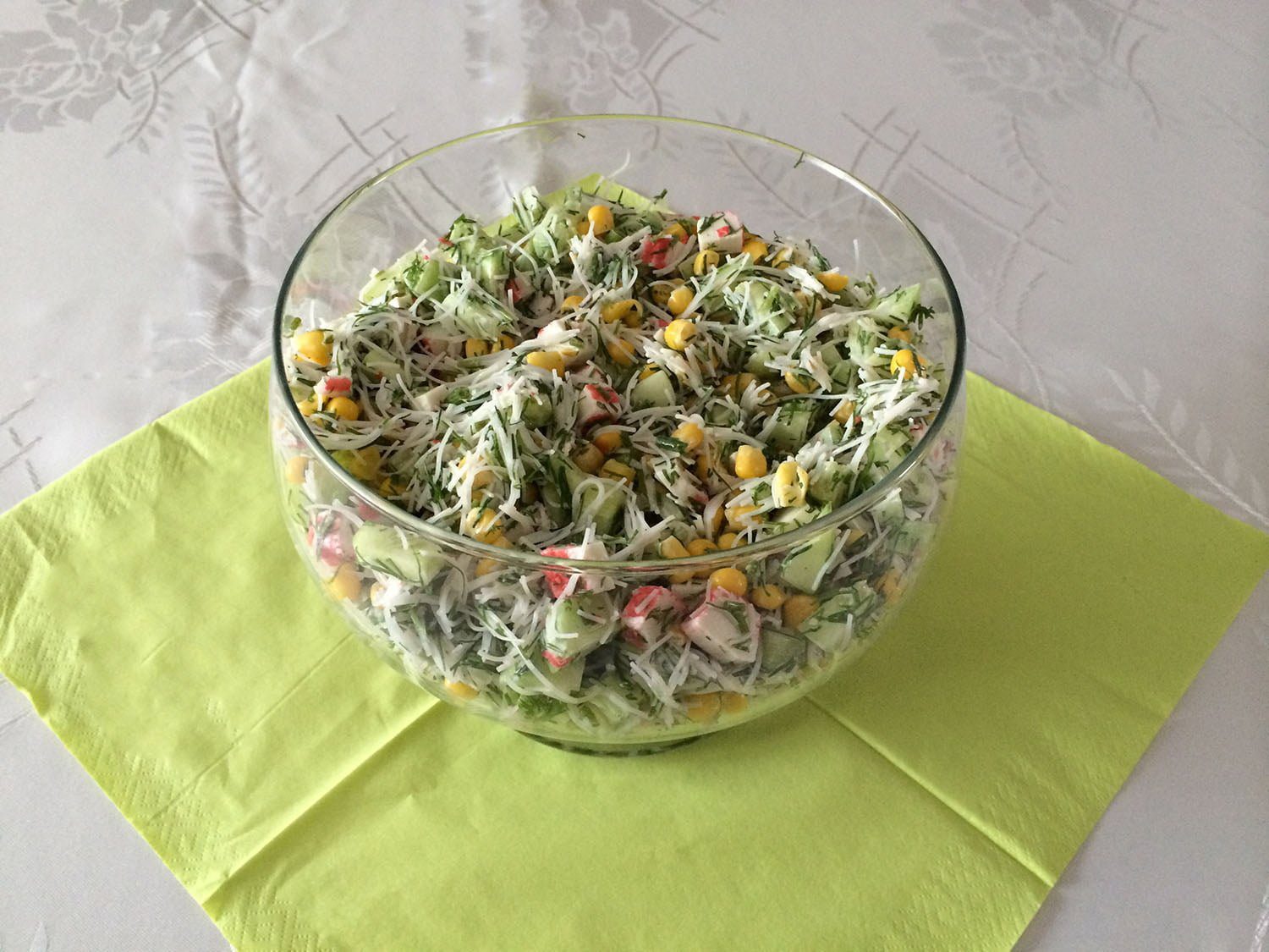 Sałatka z paluszkami krabowymi