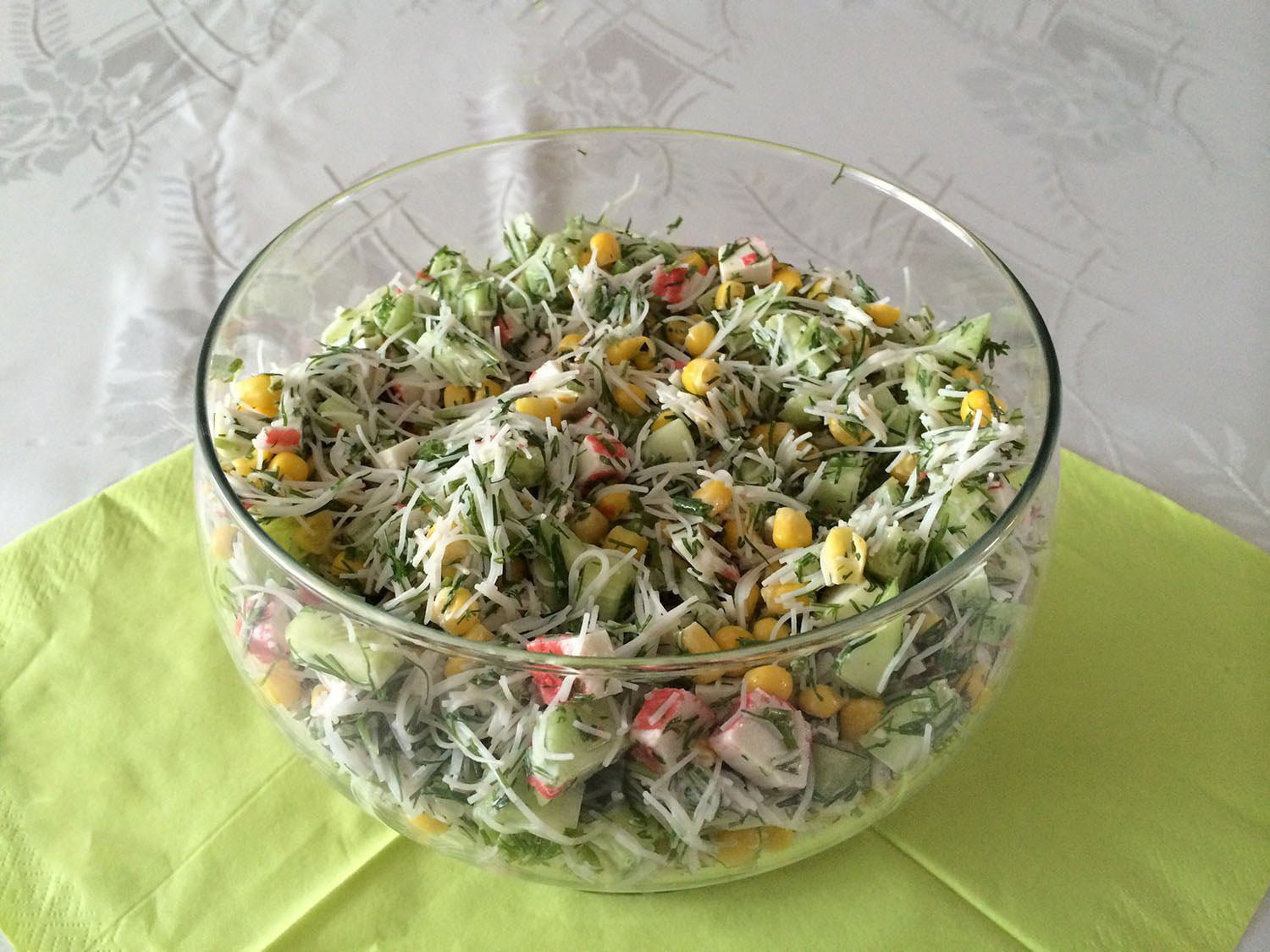 Sałatka z paluszkami krabowymi