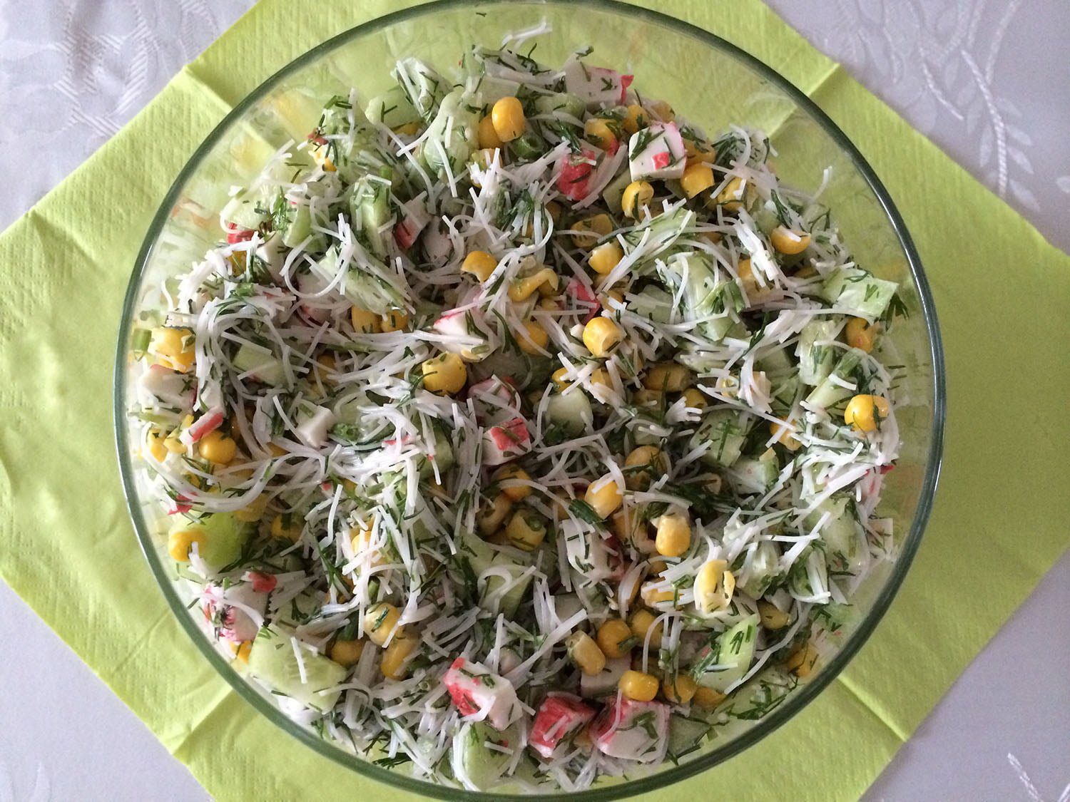 Sałatka z paluszkami krabowymi