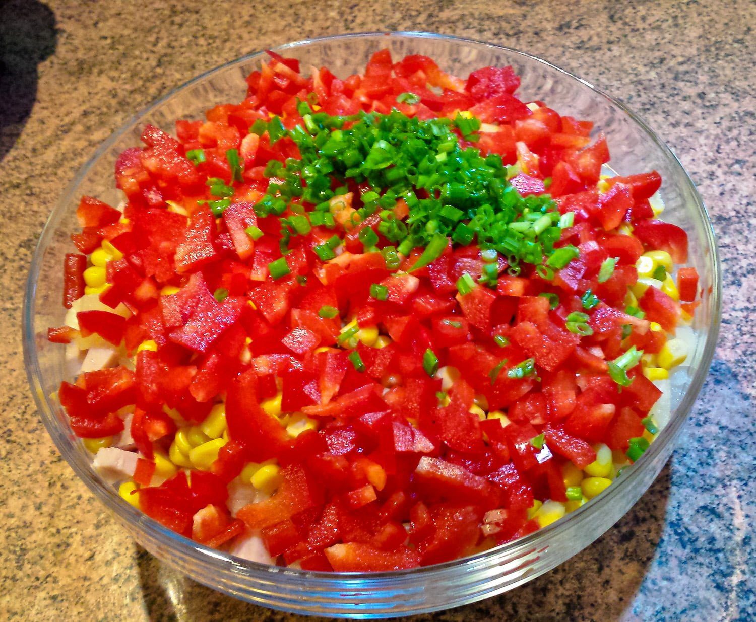 Sałatka z makaronem i ananasem