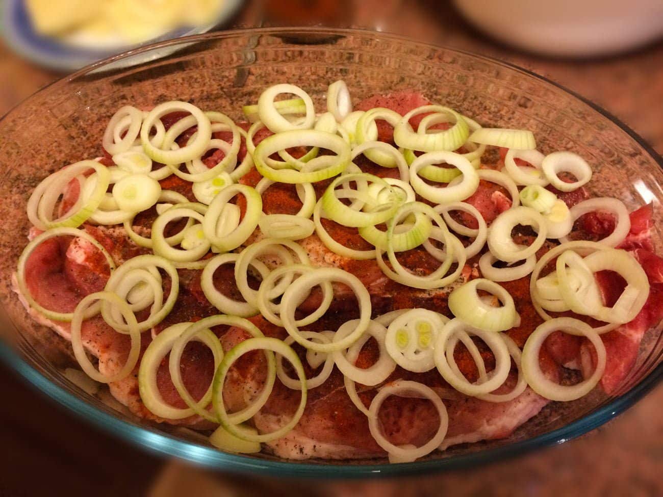 Zapiekana łopatka z cebulą i pieczarkami