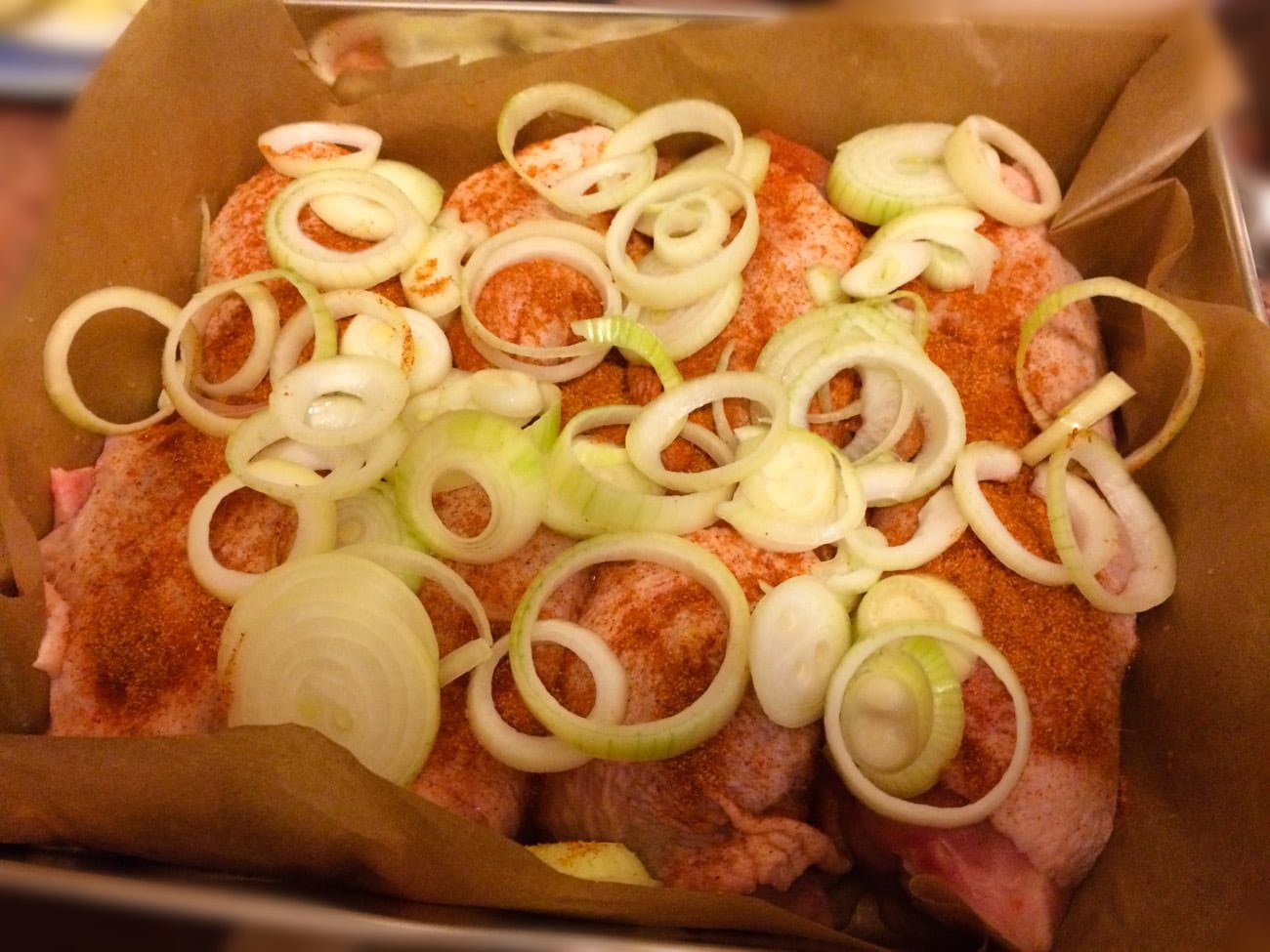 Pieczone udka z cebulką i pieczarkami