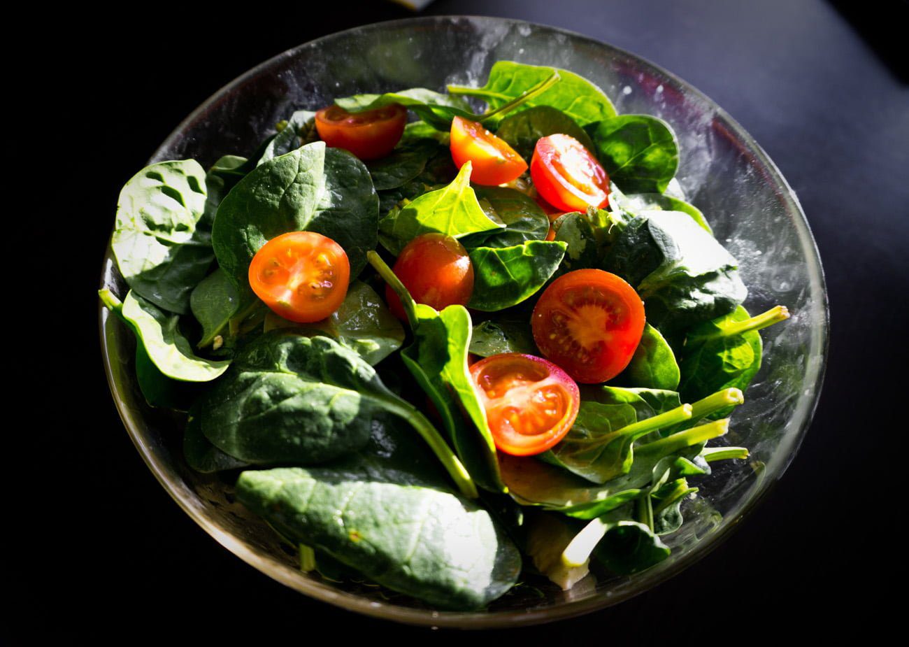 Sałatka ze szpinaku z pomidorkami