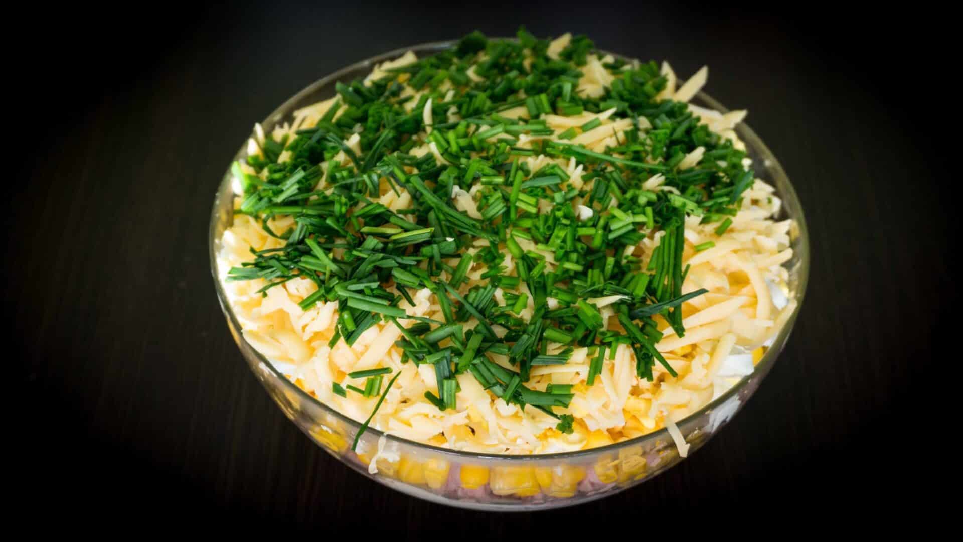 Sałatka warstwowa z tuńczykiem