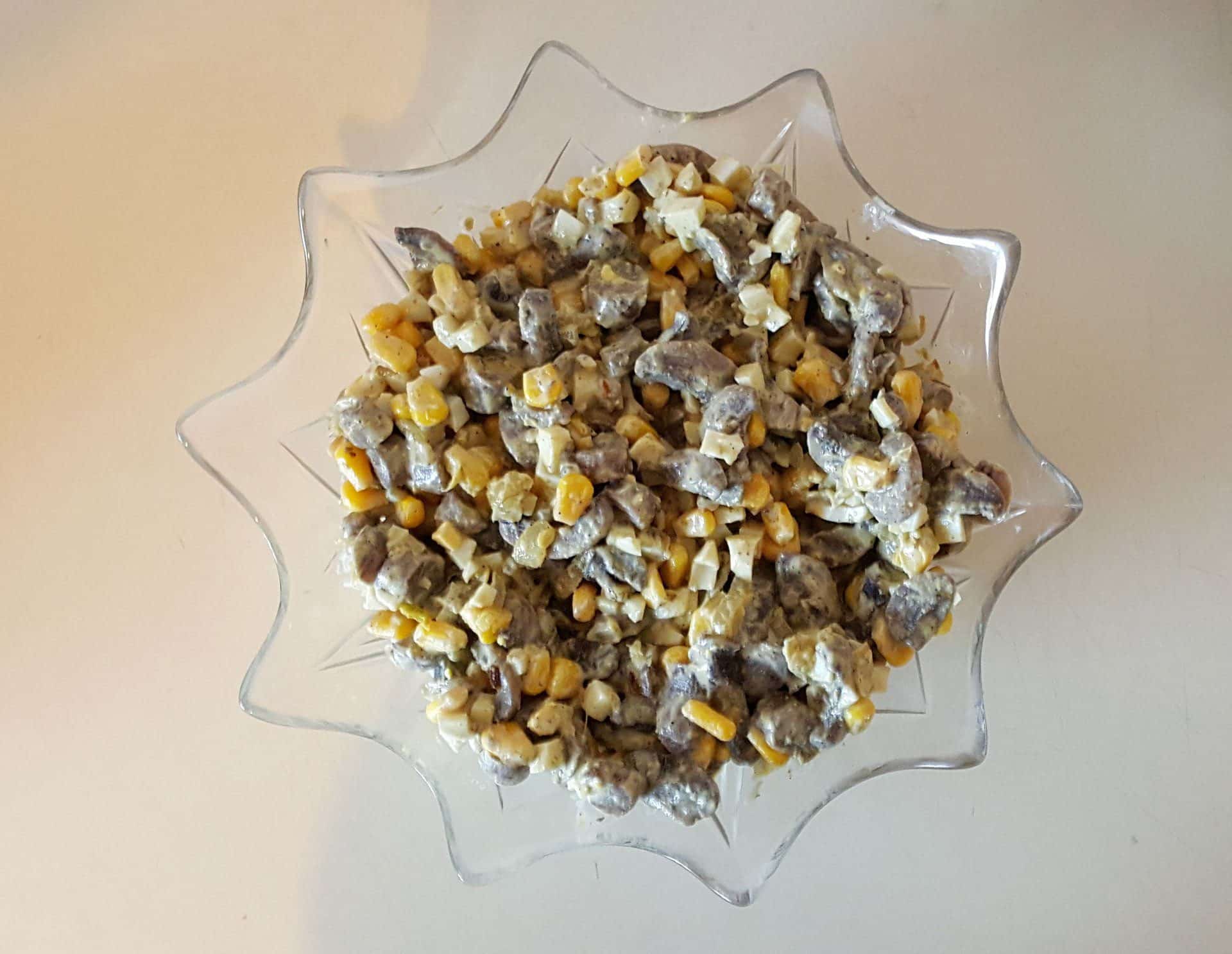 Sałatka z pieczarkami i żółtym serem