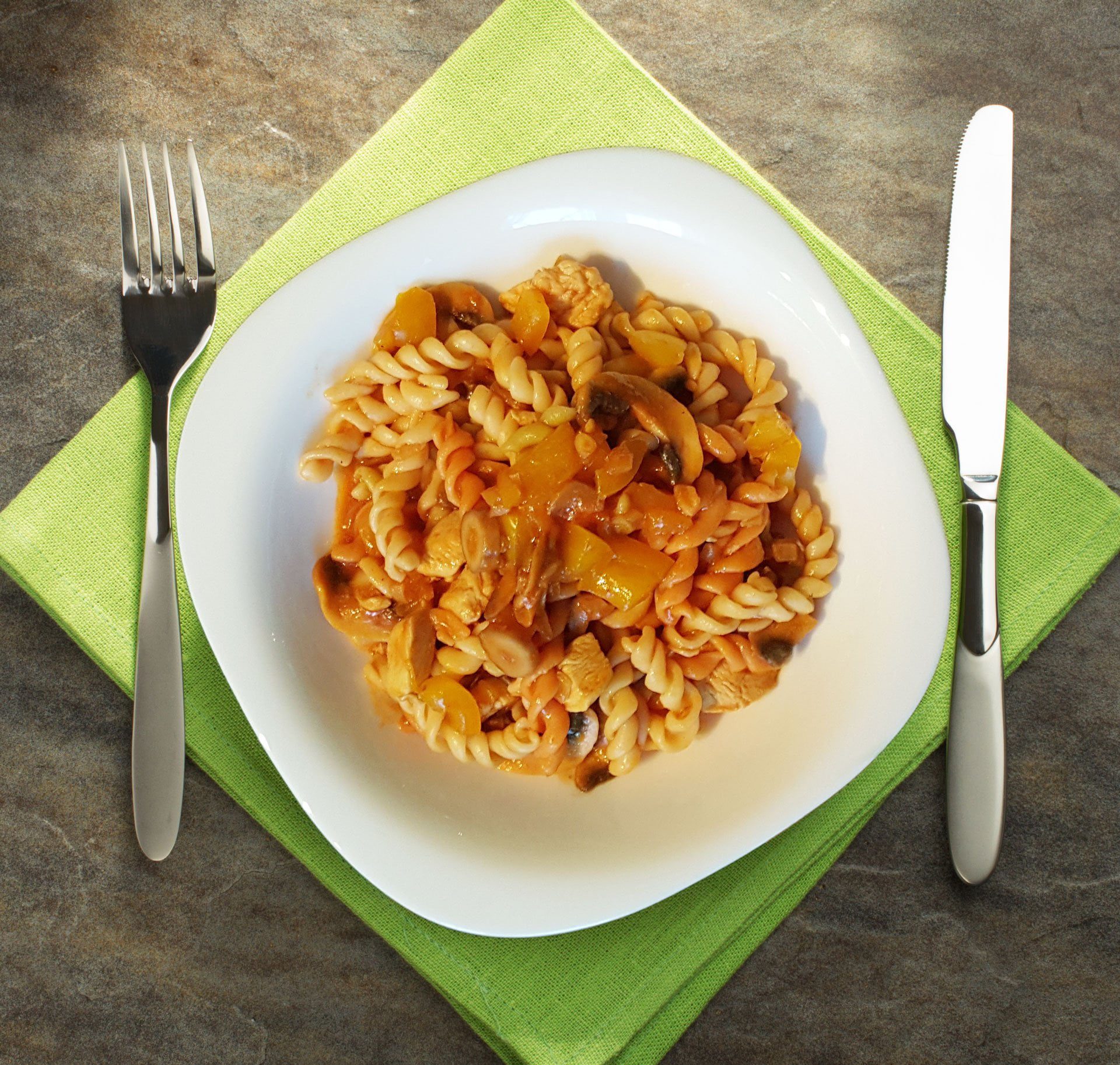 Kolorowy makaron z kurczakiem