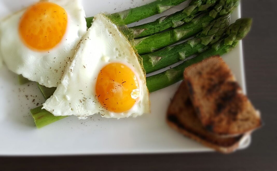 Zielone szparagi z jajkiem sadzonym