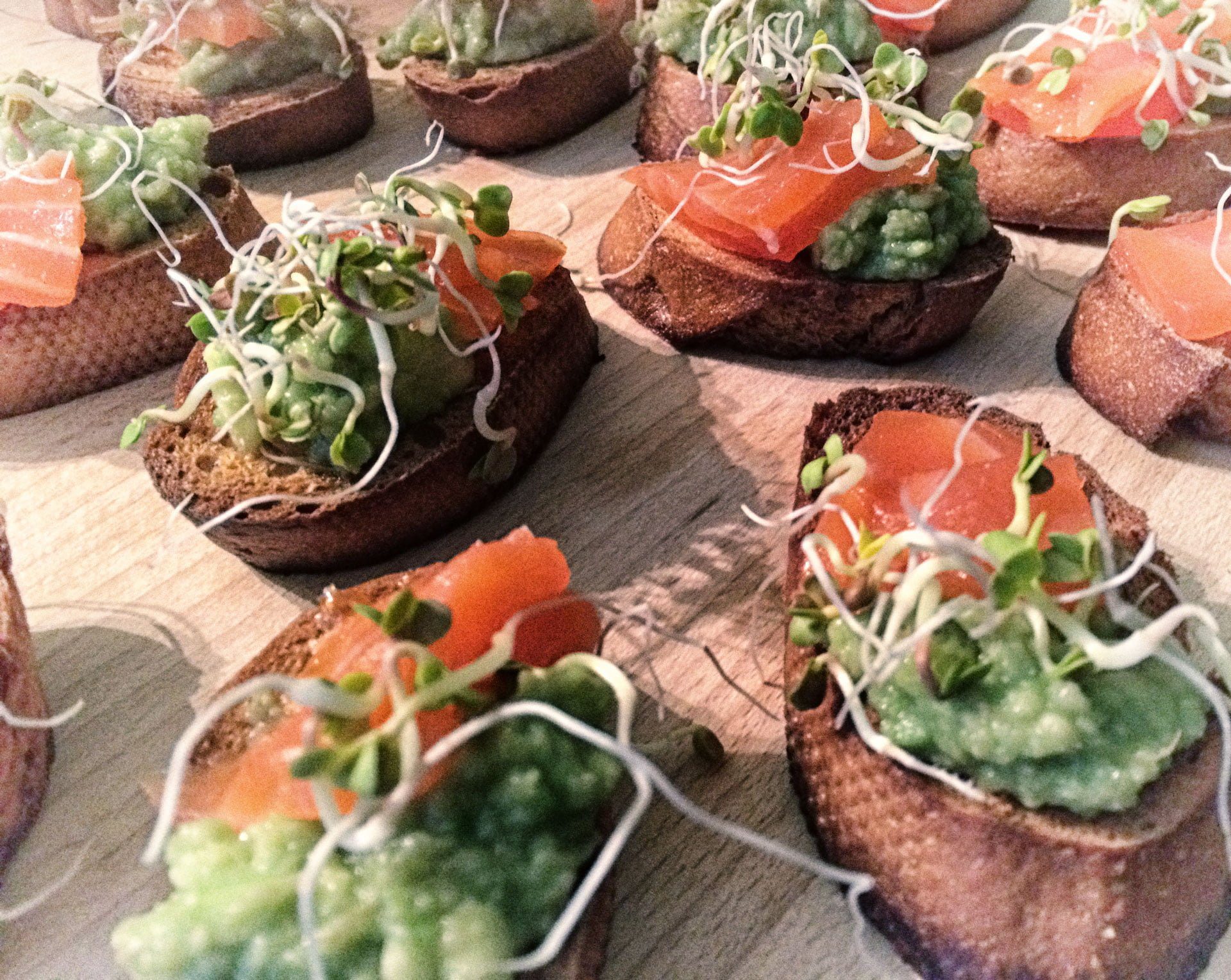 Bruschetty z guacamole i łososiem