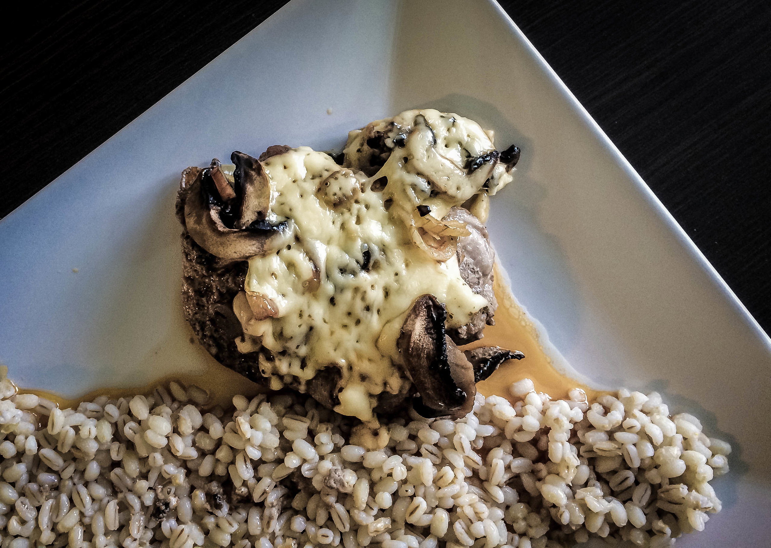 Karkówka zapiekana z pieczarkami i serem