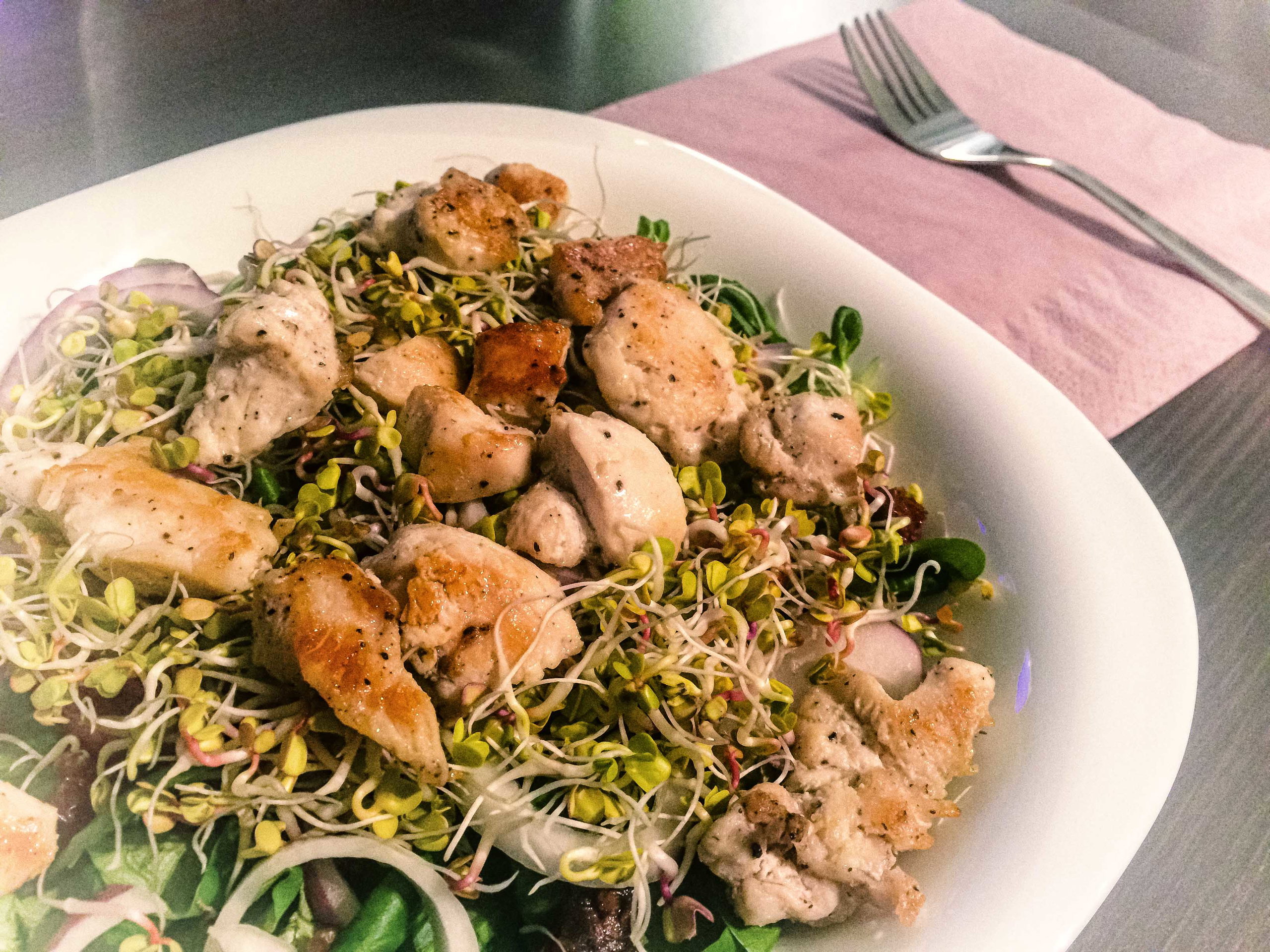 Sałatka z roszponką i grillowanym kurczakiem 1 Sałatka z roszponką