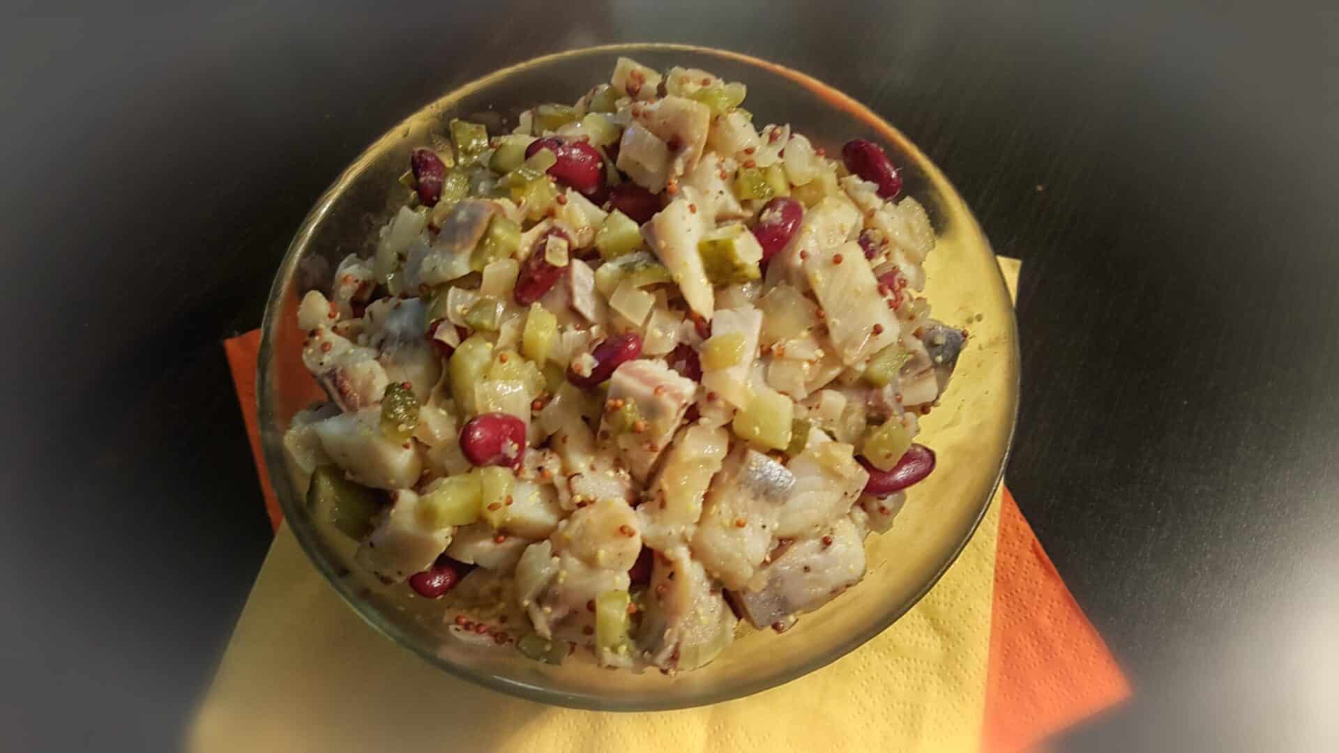 Sałatka śledziowa z czerwoną fasolą