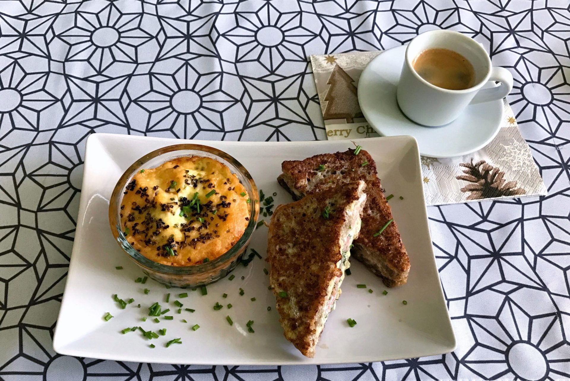 Śniadanie - tosty z łososiem i jajka w kokilkach 2 tosty z łososiem i jajka w kokilkach