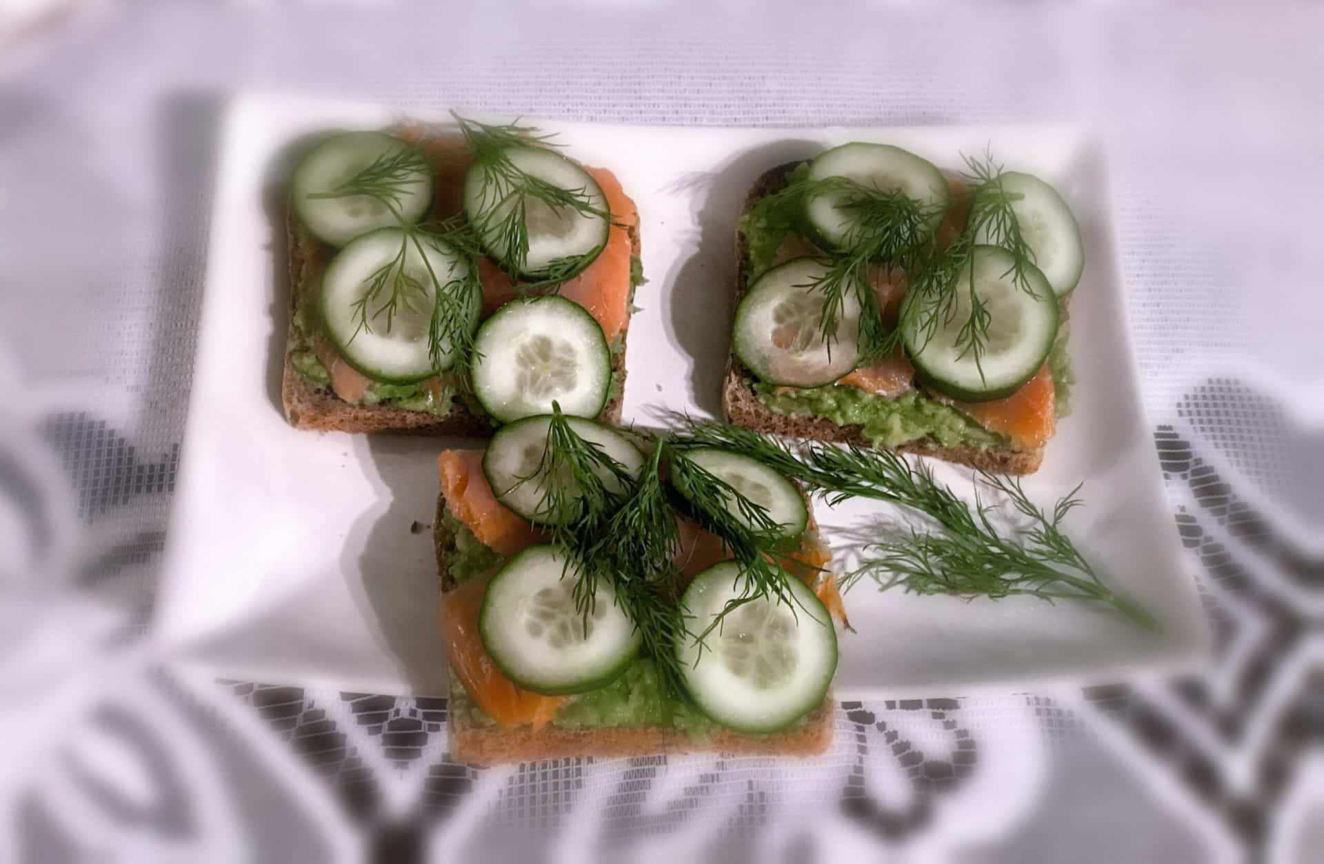Kanapki z guacamole i łososiem