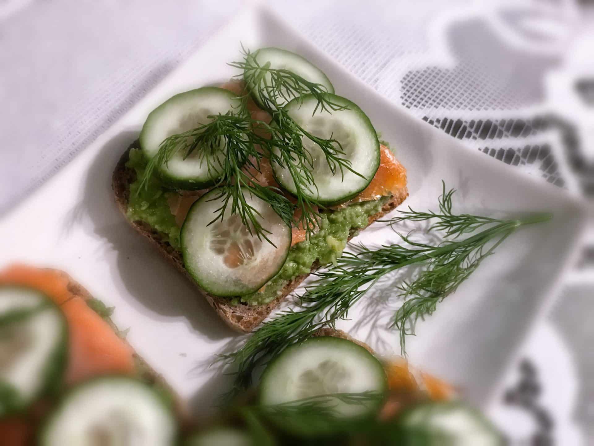 Kanapki z guacamole i łososiem