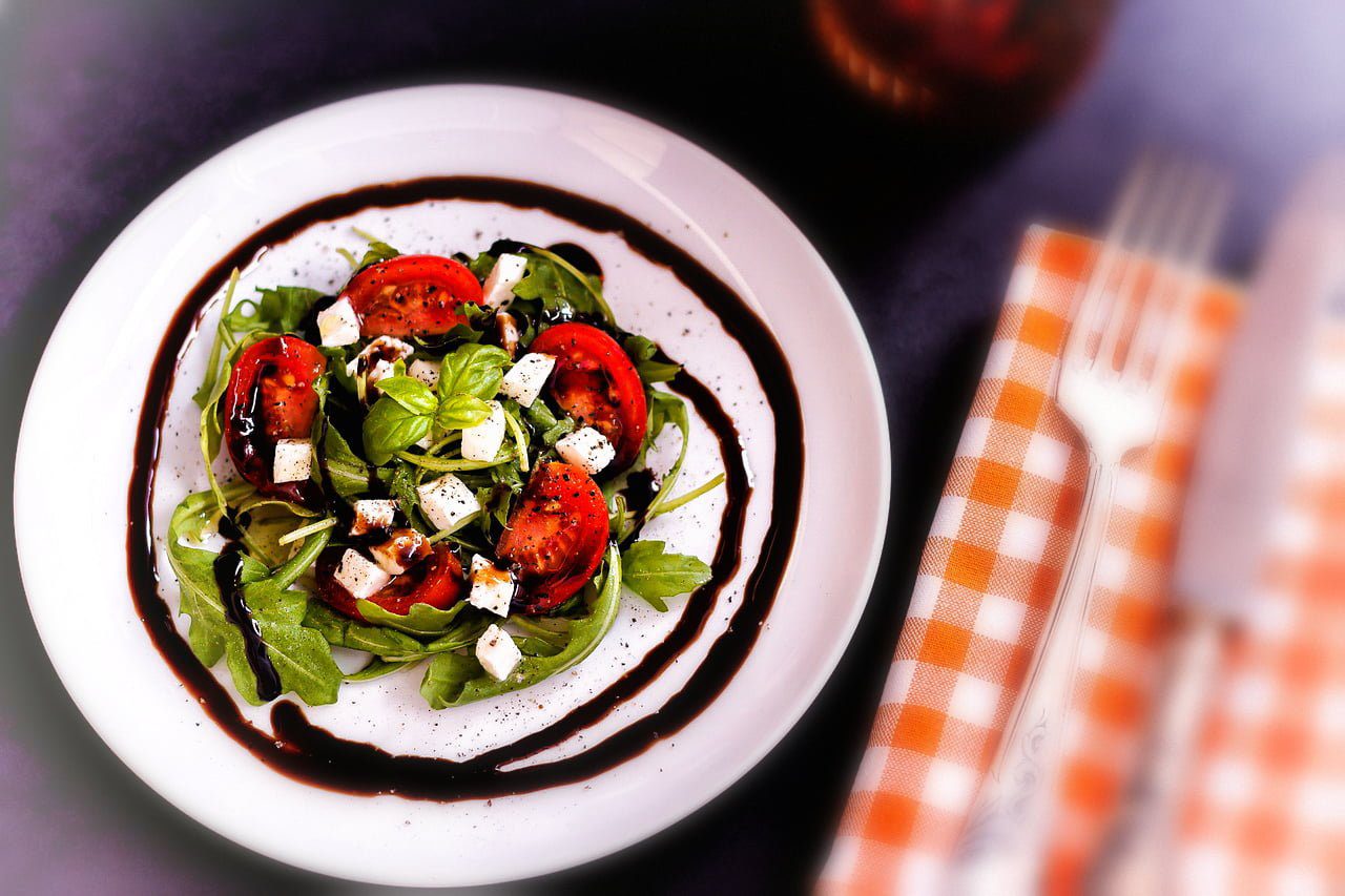 Sałatka z pomidorami i mozzarellą