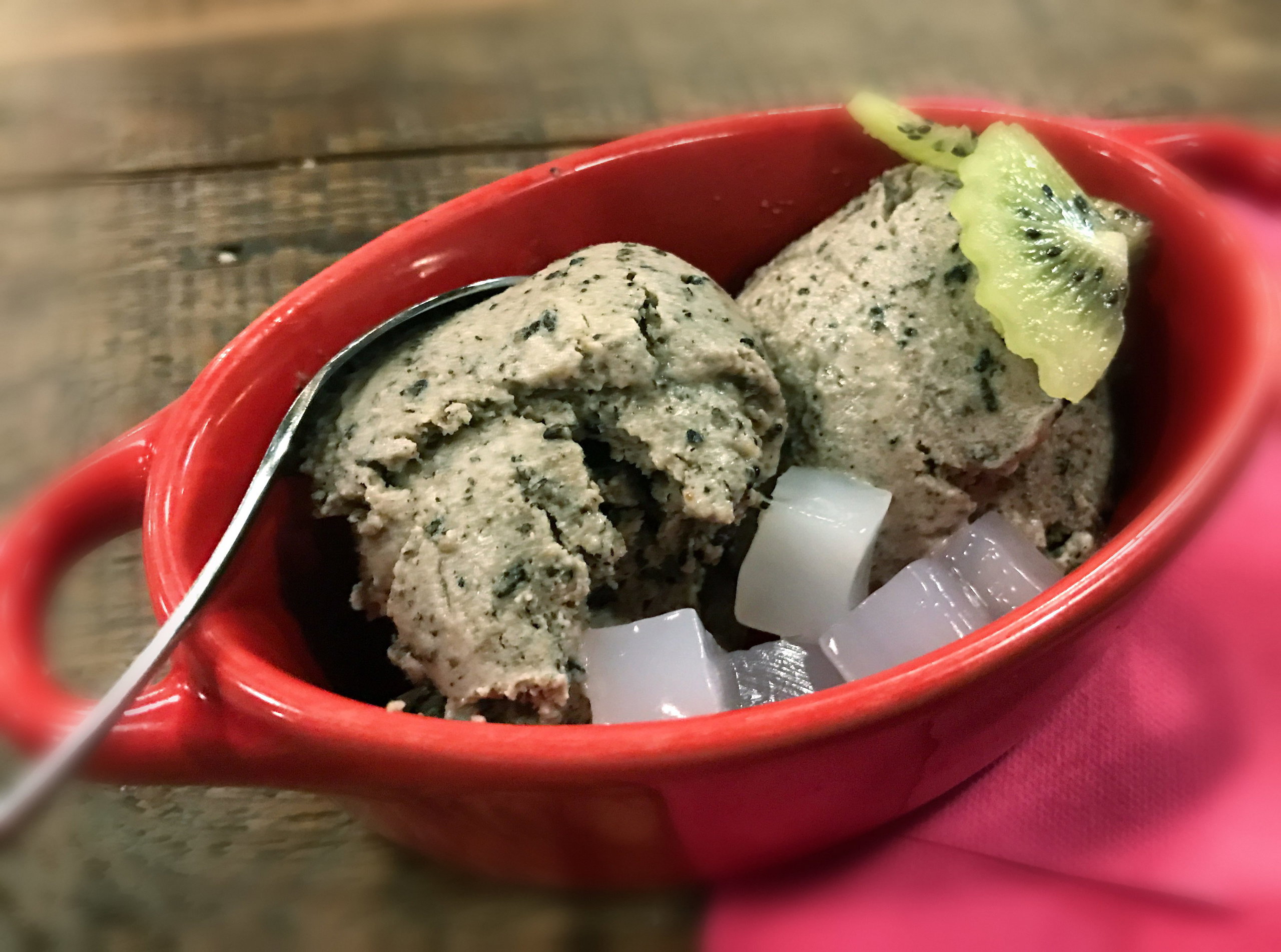 Lody z czarnego czarnego sezamu z owocową galaretką