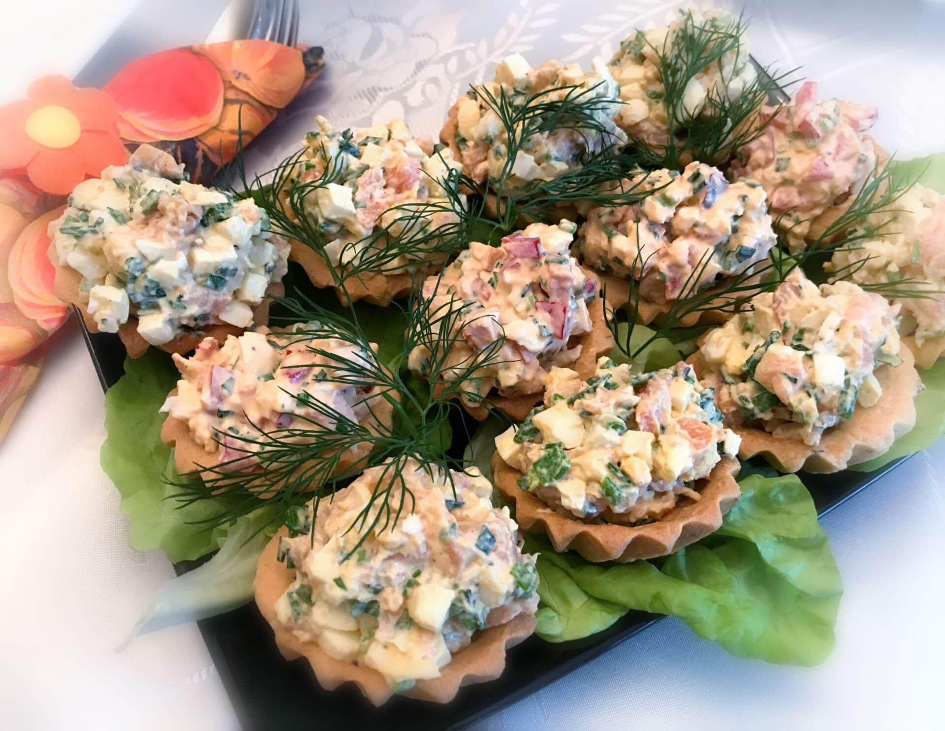 Babeczki z pastą jajeczną i łososiem