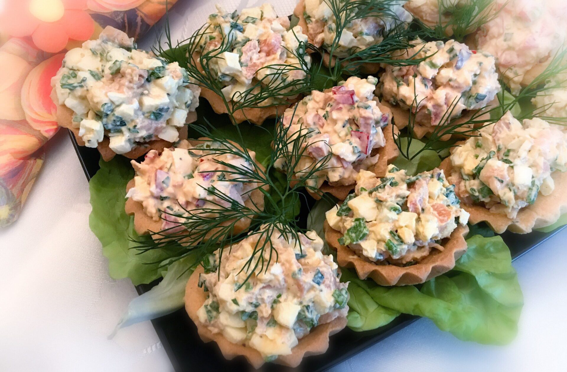 Babeczki z pastą jajeczną i łososiem