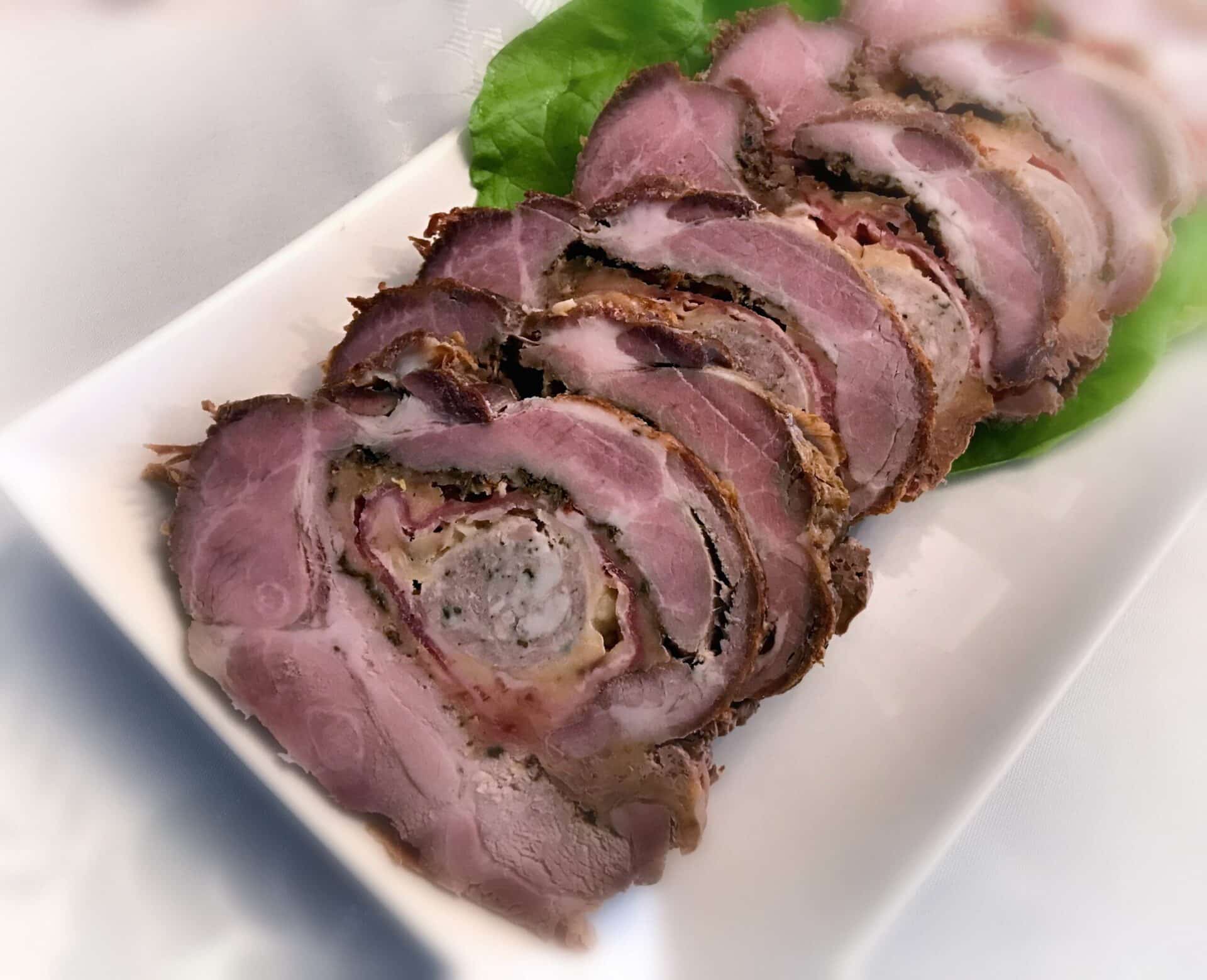 Pieczona łopatka z białą kiełbasą i boczkiem