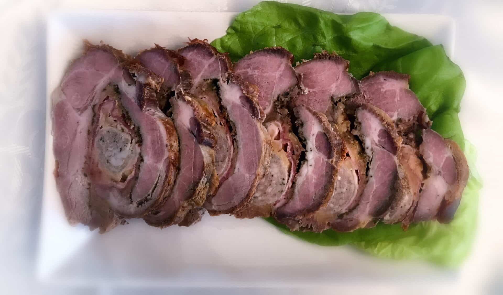 Pieczona łopatka z białą kiełbasą i boczkiem