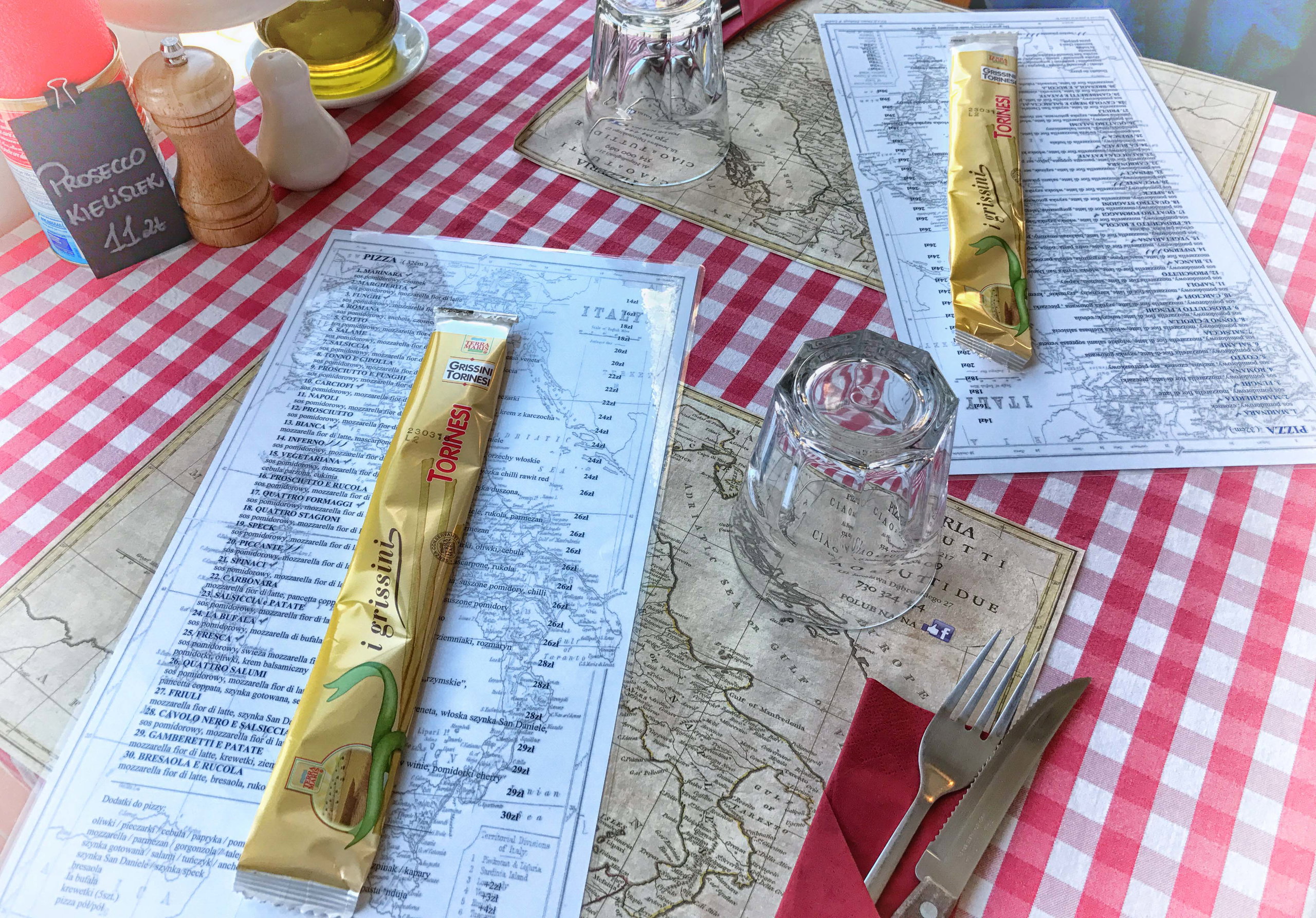 Pizza z karczochami - stoliki