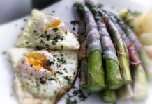 Szparagi z jajkiem sadzonym