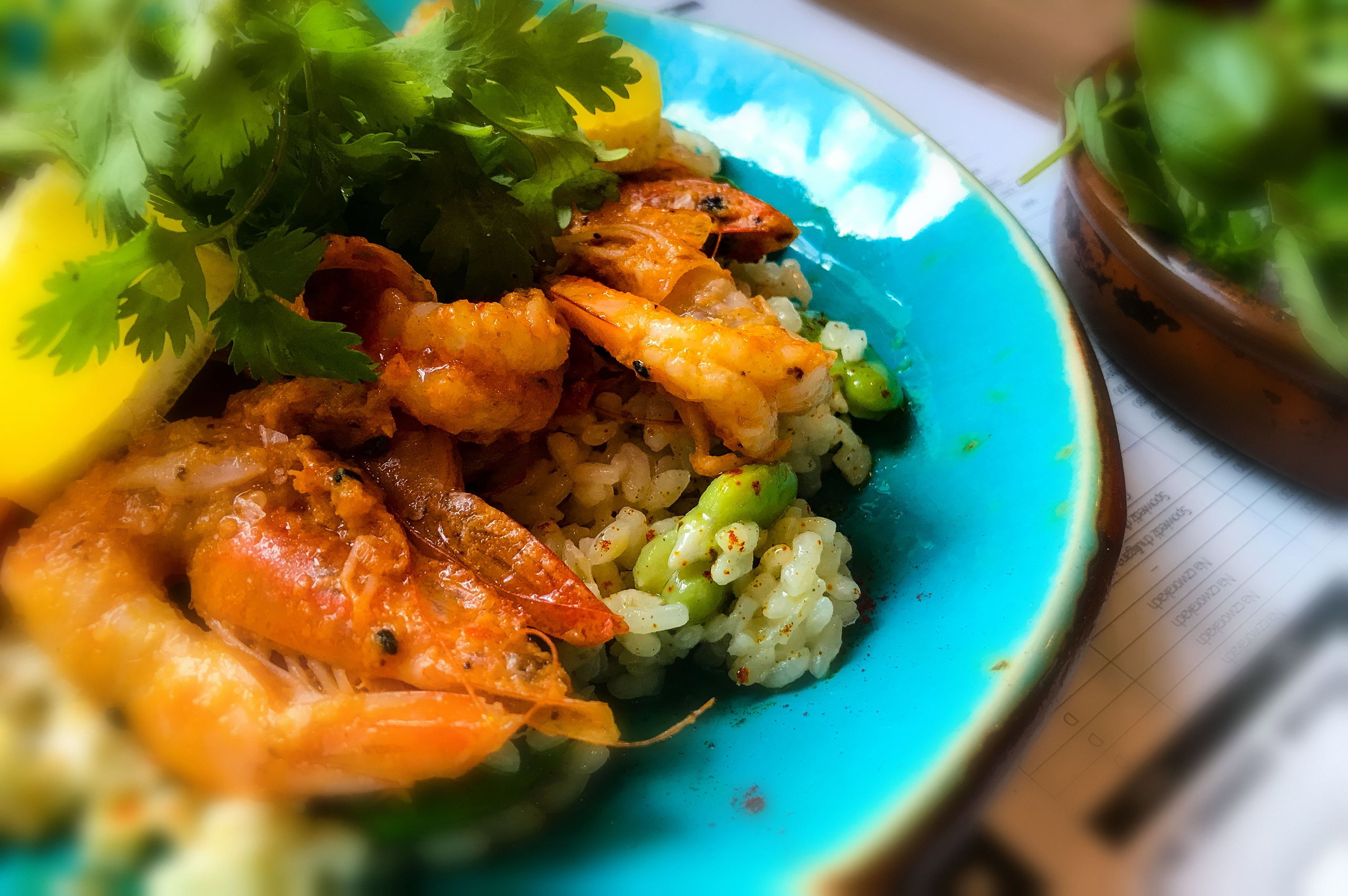 Grillowane krewetki na paelli z bobem