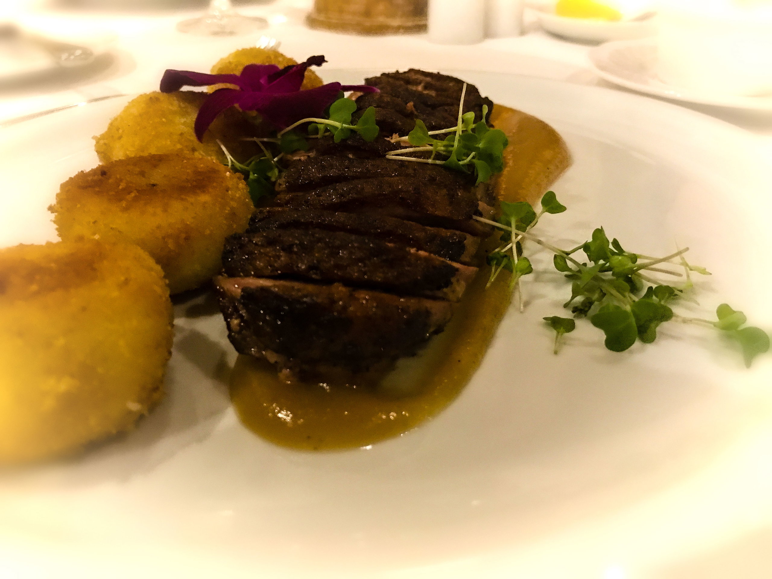 Pierś gęsią na musie z szarej renety z aromatem Calvadosu podaną z knedlami śliwkowymi