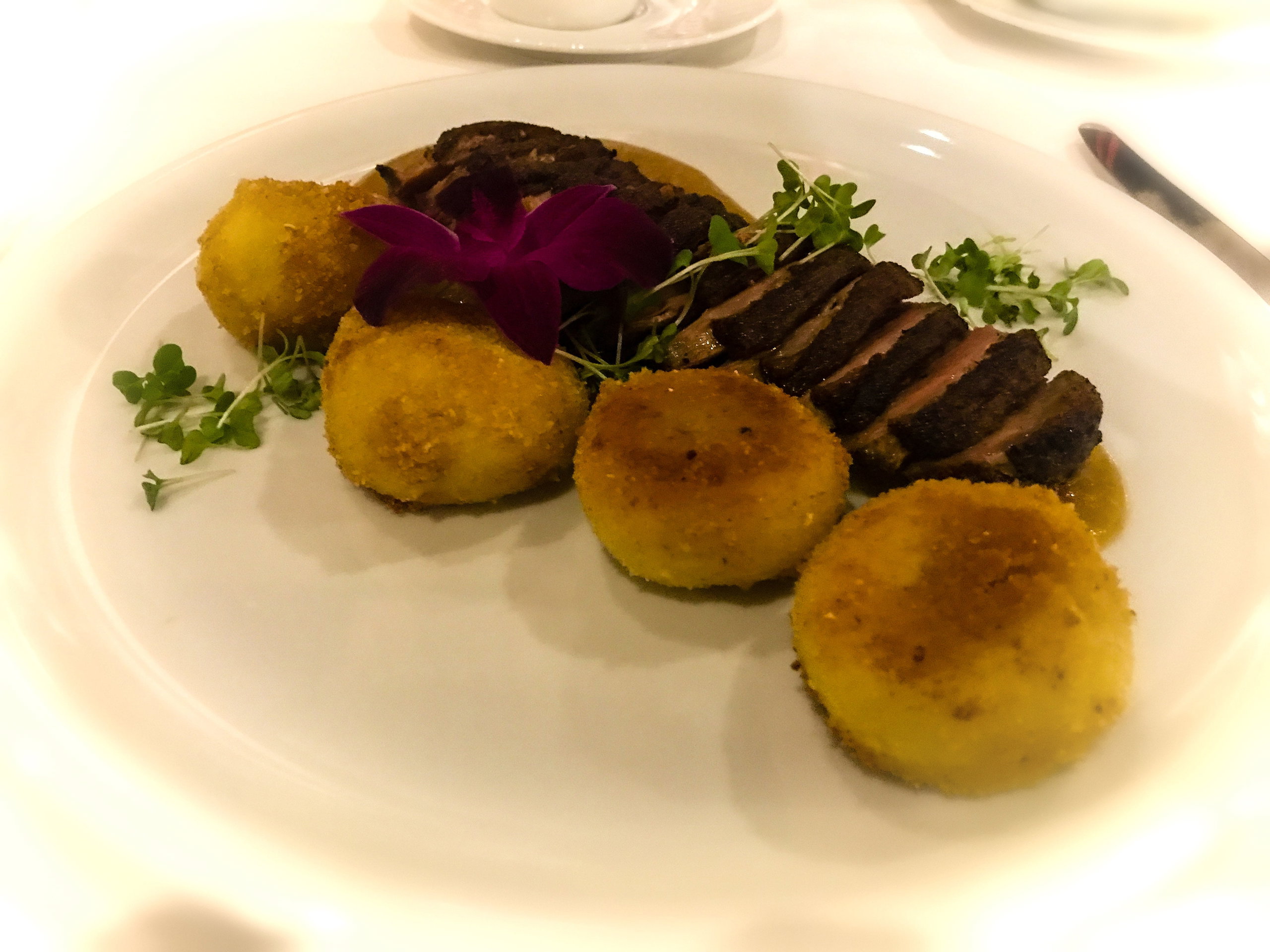 Pierś gęsią na musie z szarej renety z aromatem Calvadosu podaną z knedlami śliwkowymi