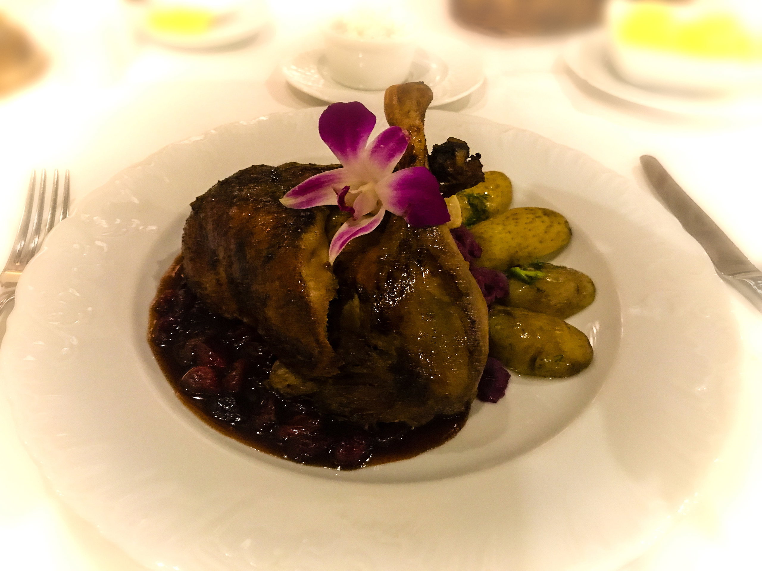 Połówka kaczki po polsku, faszerowaną kwaśnymi jabłkami z modrą kapustą