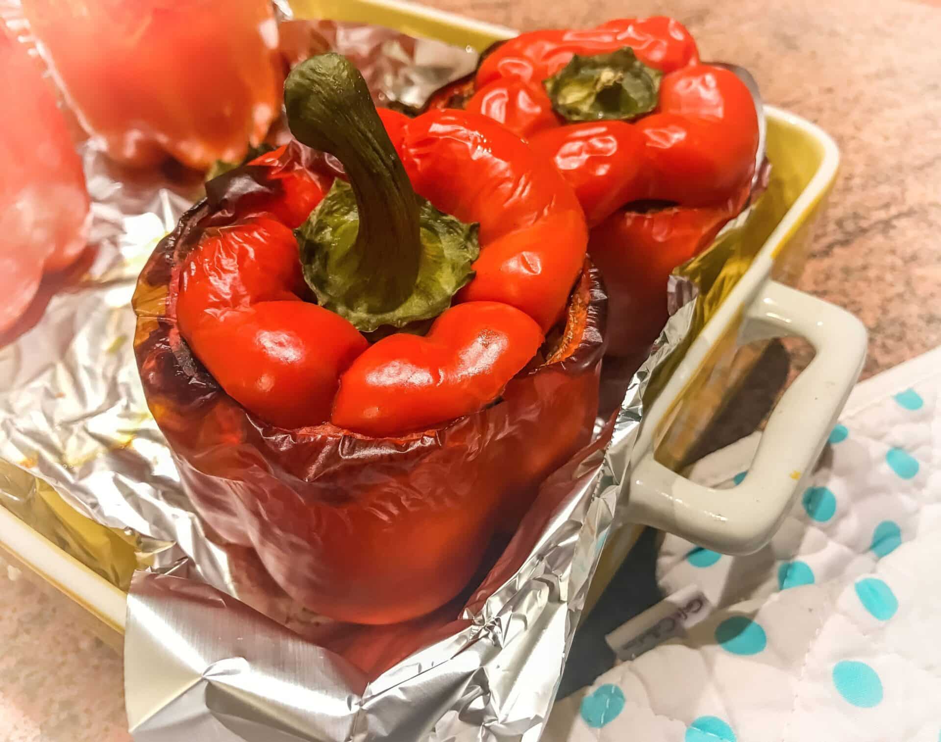 Papryka faszerowana kaszą gryczaną to pyszna propozycja na obiad dla wszystkich, którzy cenią sobie smaczne i zdrowe dania. To danie jest bardzo łatwe w przygotowaniu, a składniki, które do niego potrzebujemy, są łatwo dostępne w każdym sklepie spożywczym.