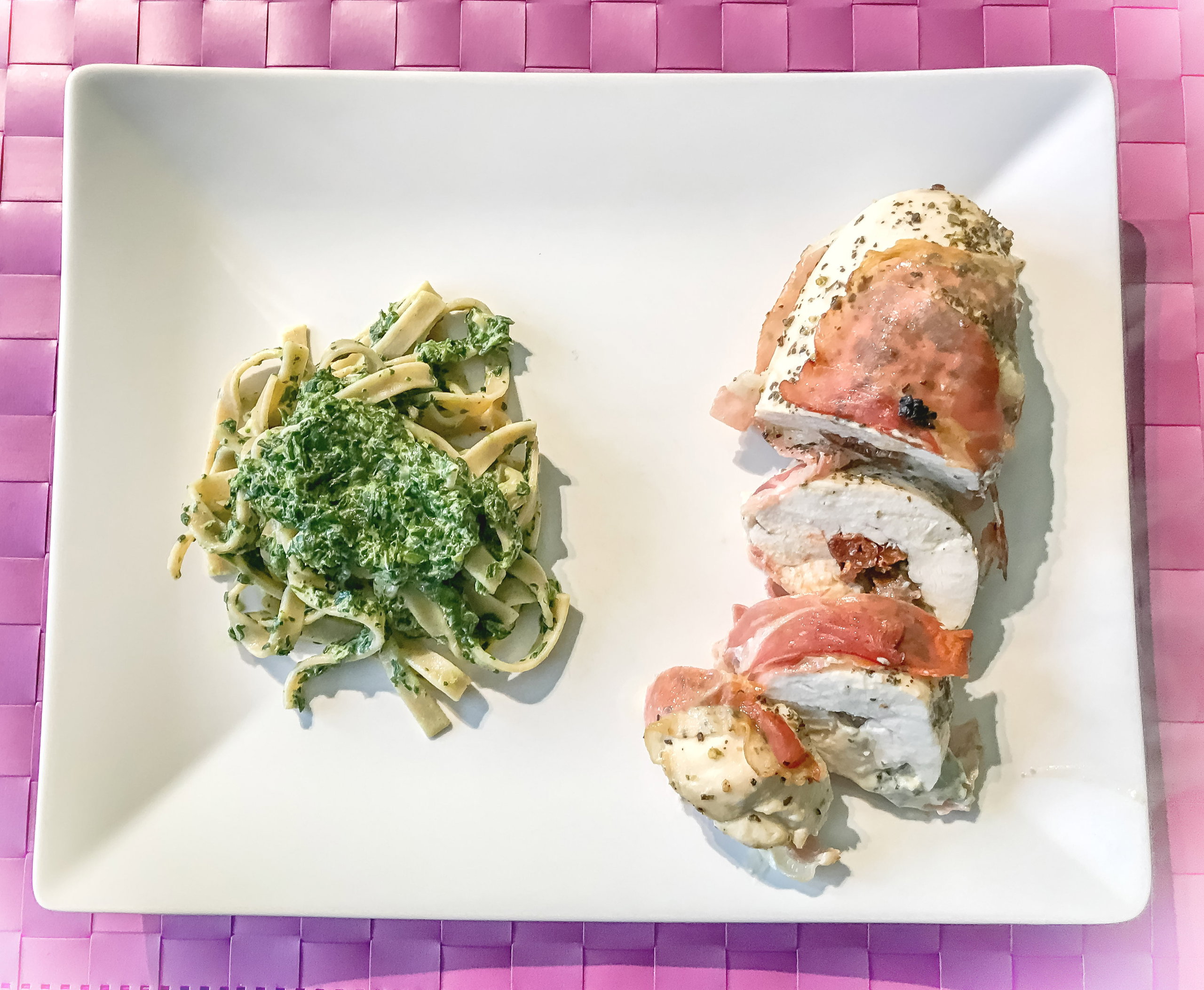 Pierś z kurczaka faszerowana suszonymi pomidorami w szynce parmeńskiej