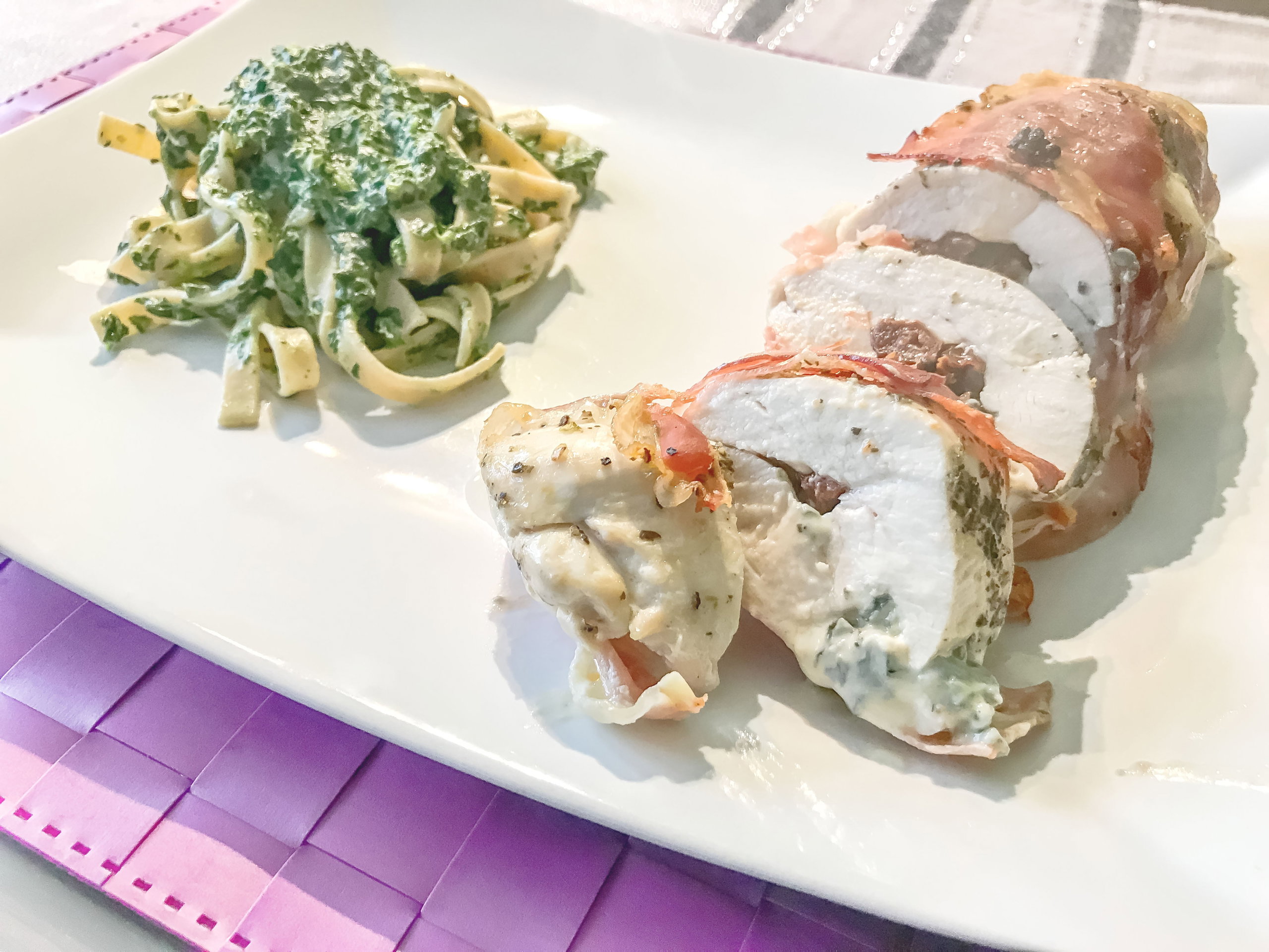 Pierś z kurczaka faszerowana suszonymi pomidorami w szynce parmeńskiej