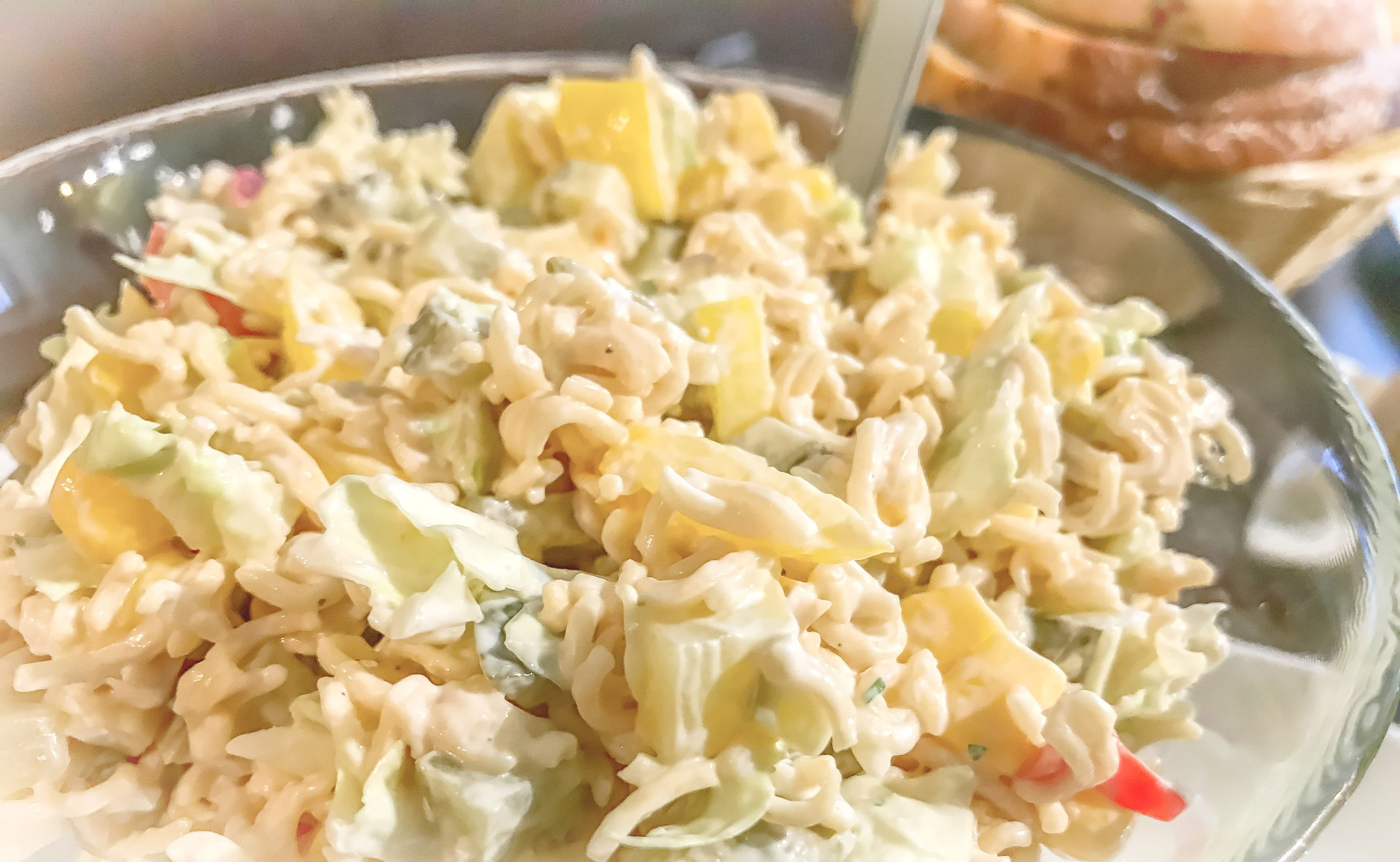 Przystawki na imprezę domową - 10 ciekawych pomysłów 11 Sałatka z zupkami chińskimi