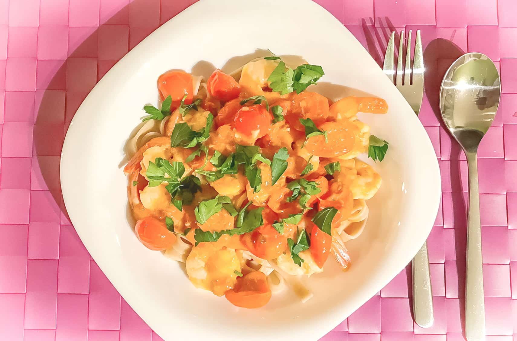 Razowe tagliatelle z krewetkami