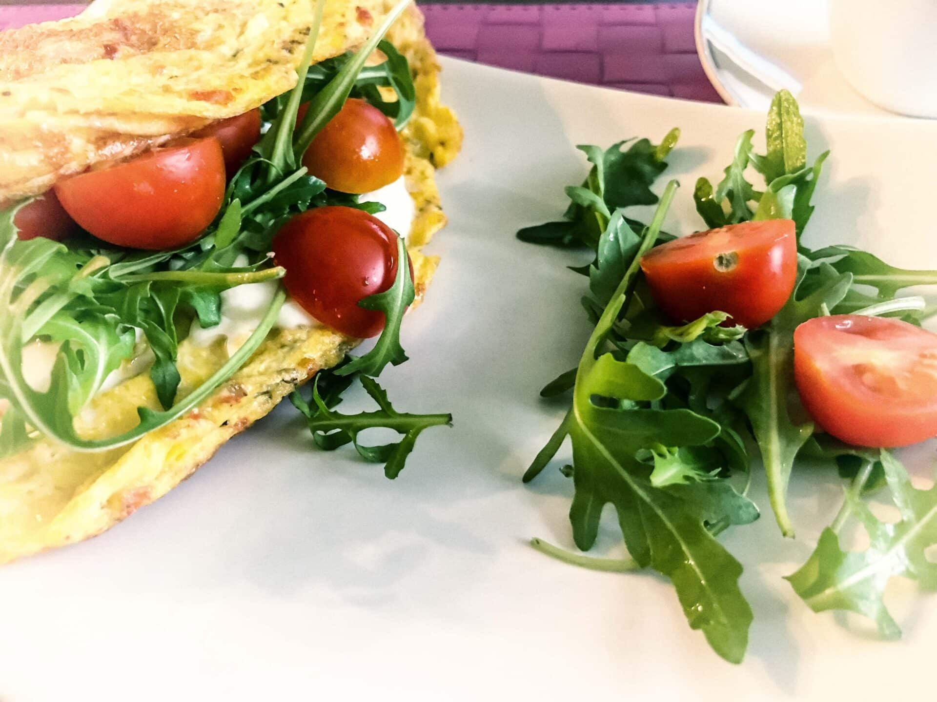 Omlet z rukolą, mozzarellą i pomidorkami