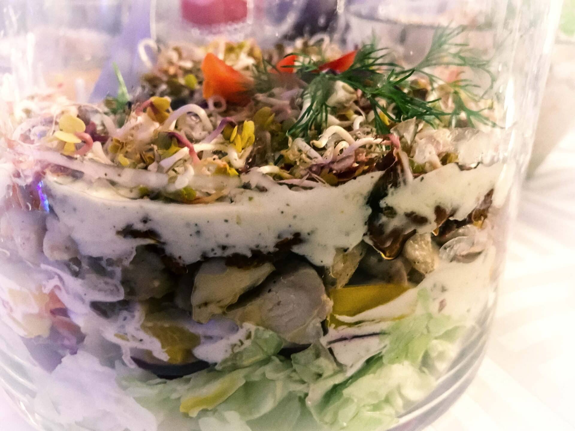 Sałatka warstwowa z kurczakiem