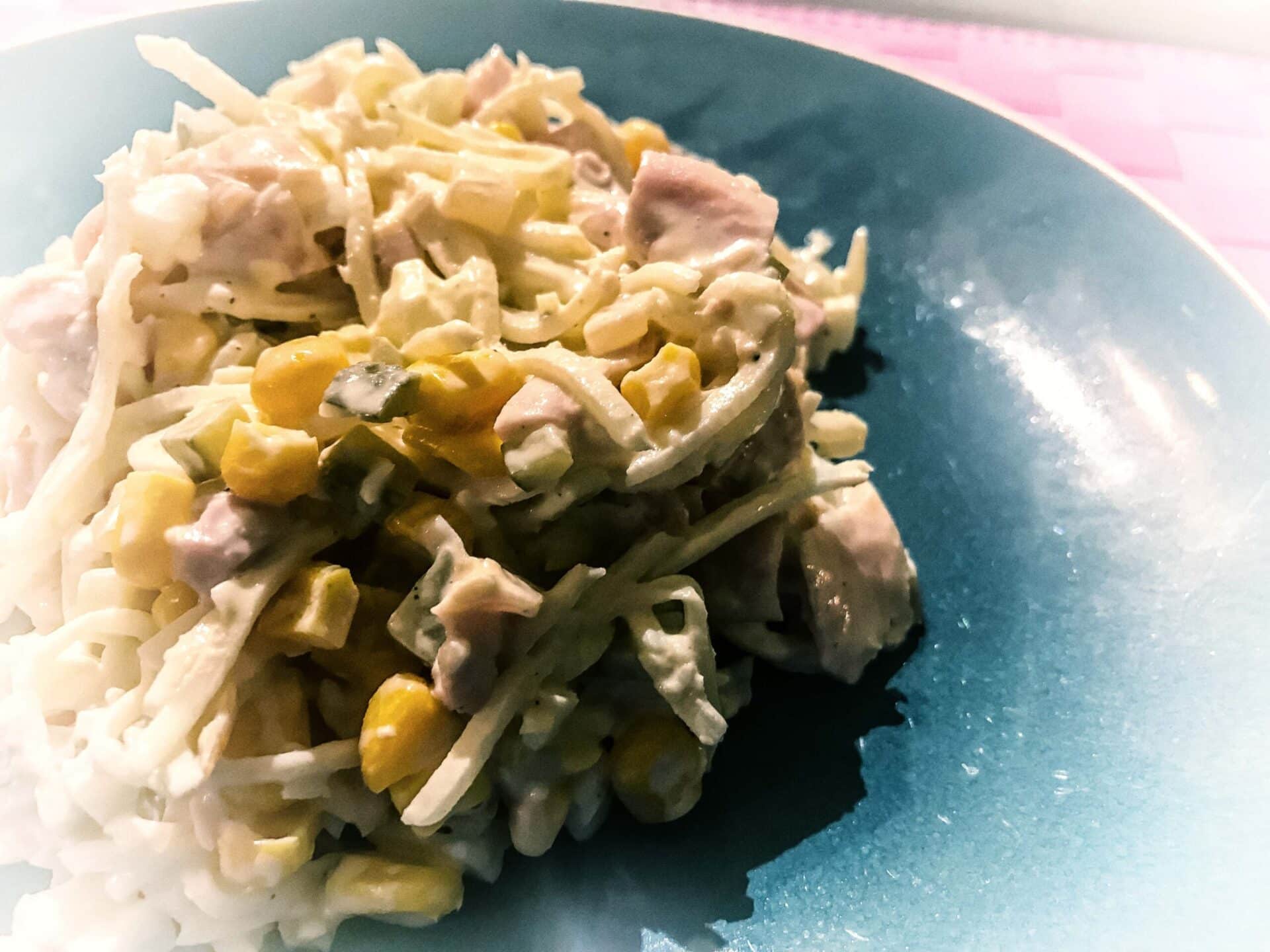 Sałatka z wędzonym kurczakiem i selerem konserwowym