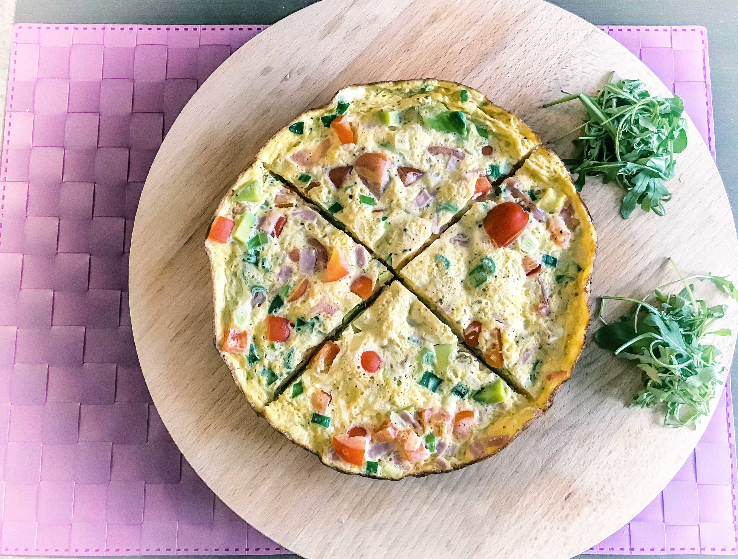 Omlet z awokado i pomidorkami