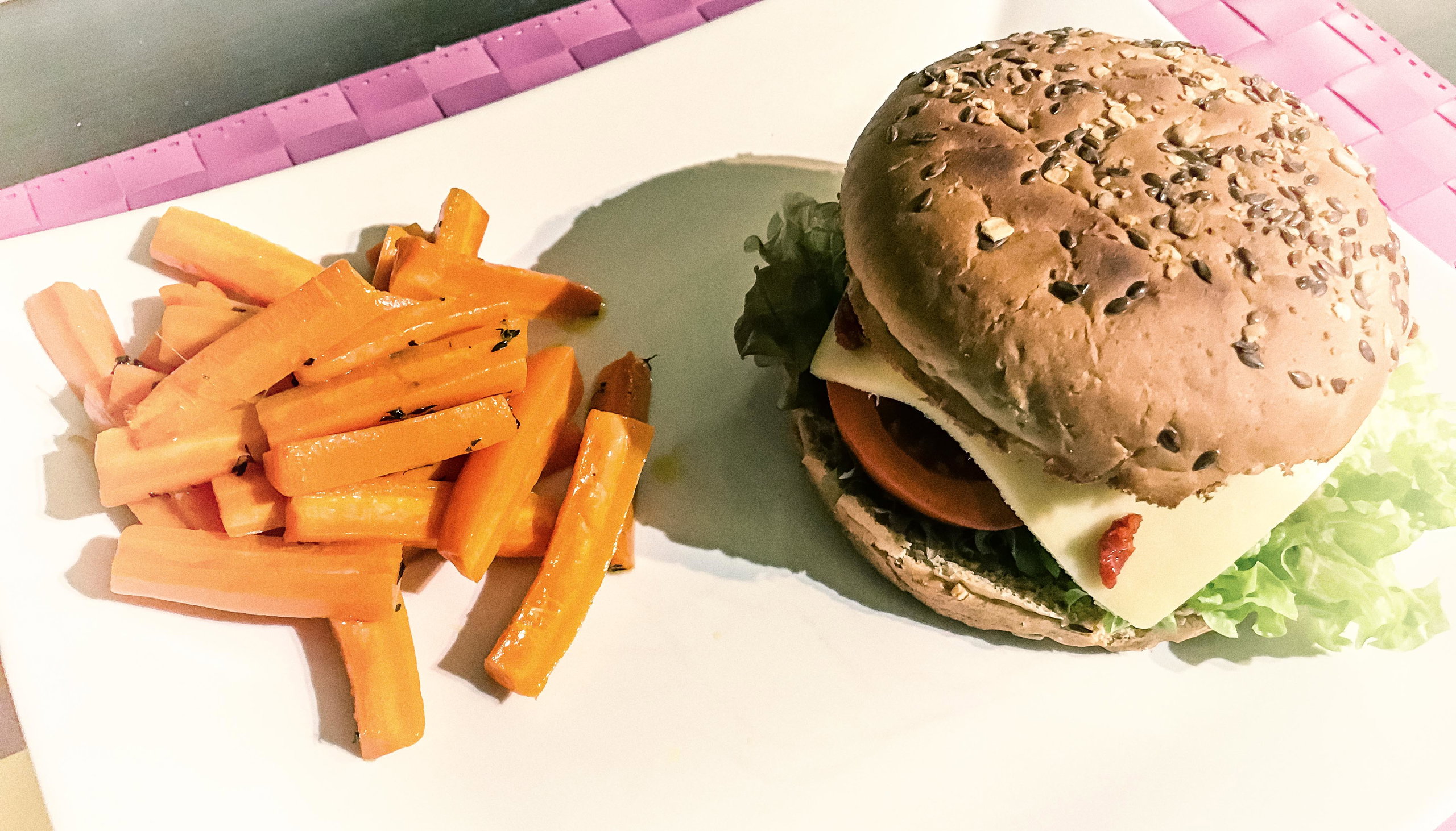 Domowy burger z frytkami z marchewki