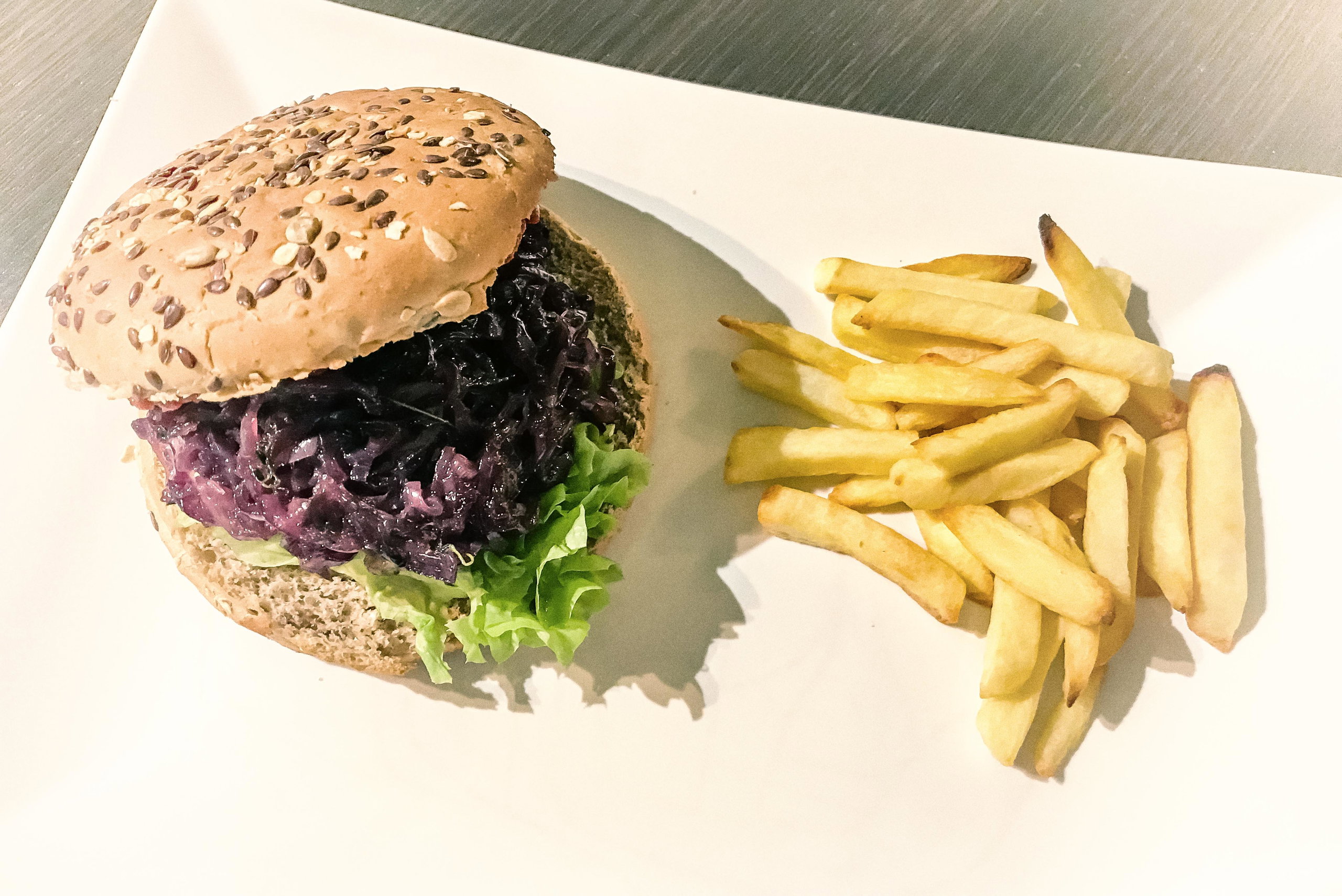 Domowy burger z konfiturą z cebuli