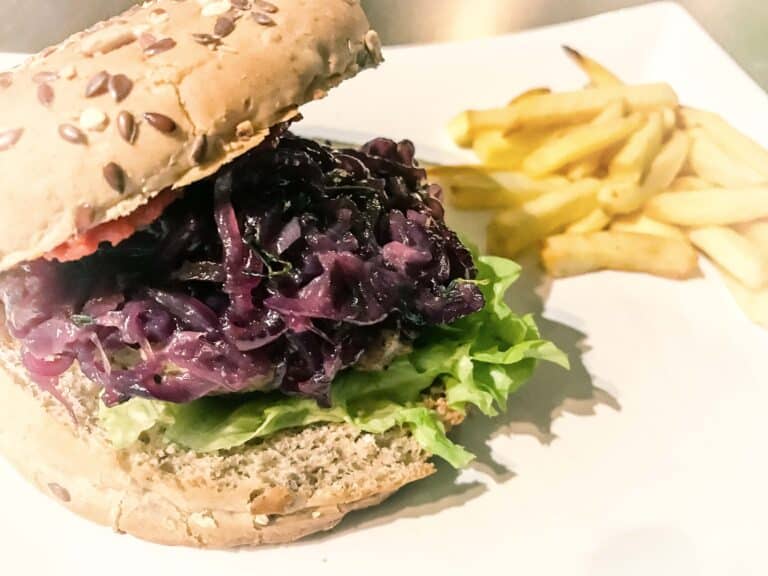 Domowy burger z konfiturą z cebuli