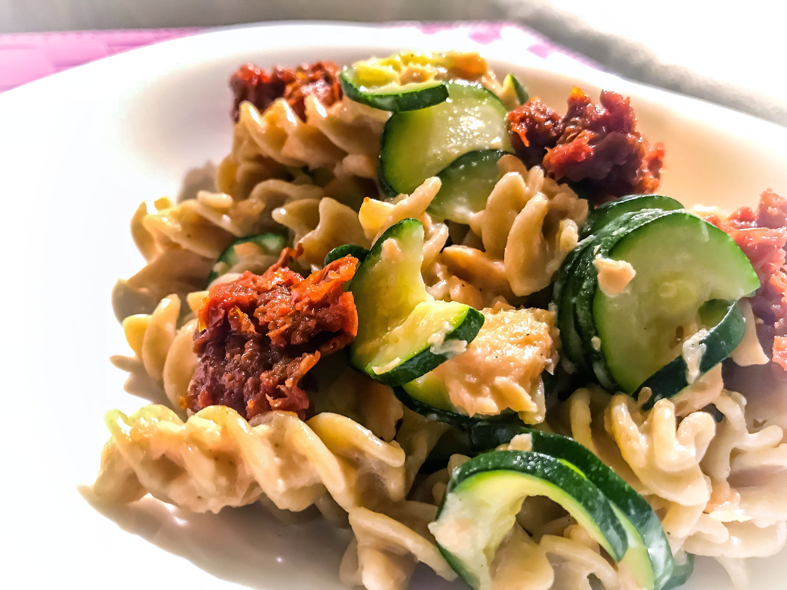 Makaron razowy z łososiem i cukinią