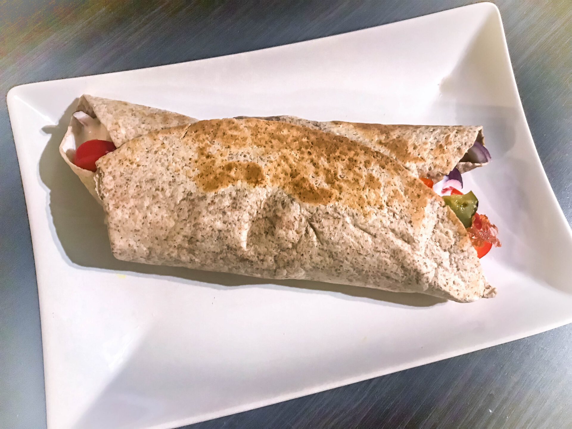 Tortilla z kurczakiem i sosem czosnkowym