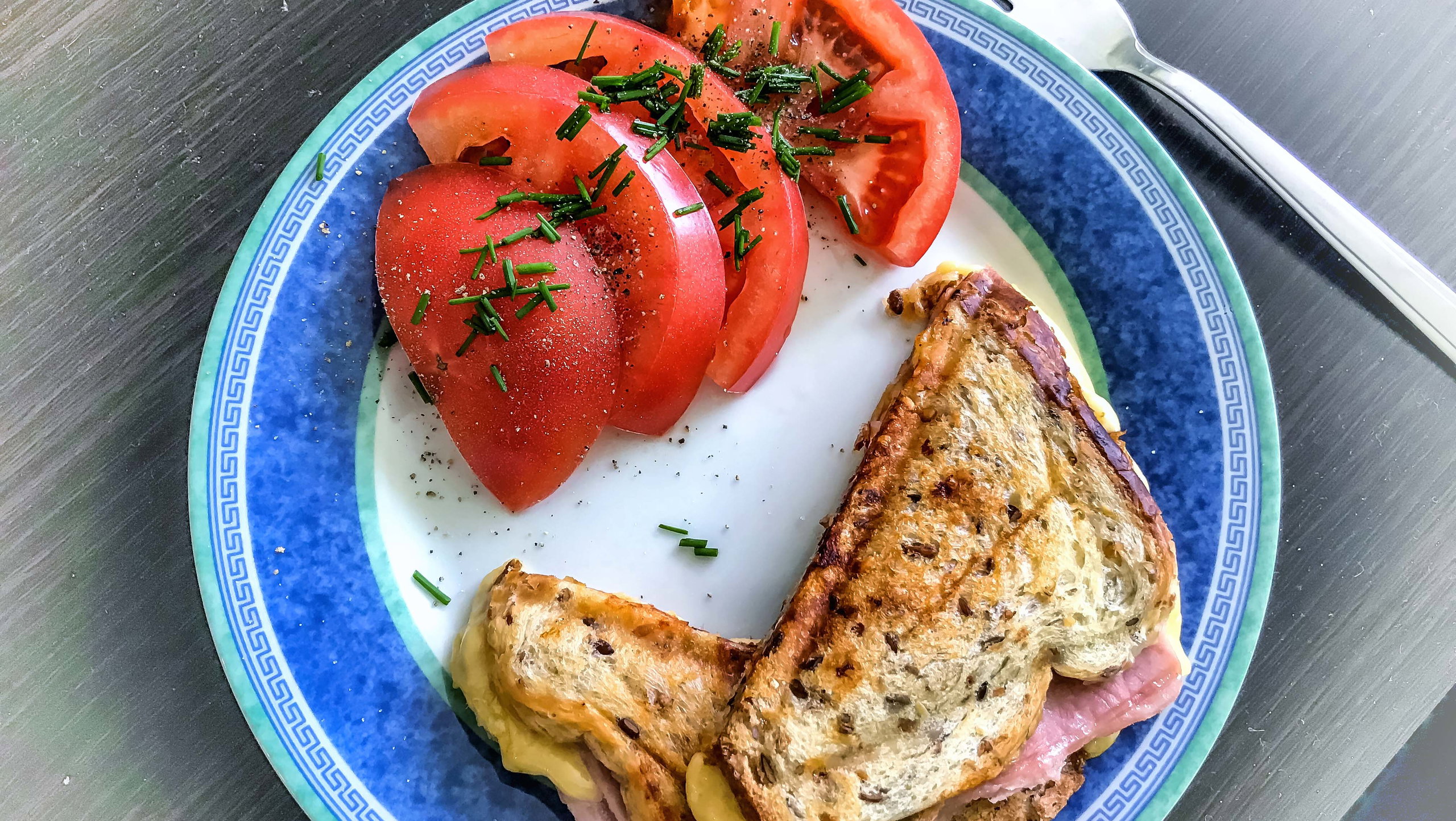 Śniadanie - tosty z szynką i mozzarellą 1 Śniadanie - tosty z szynką i mozzarellą