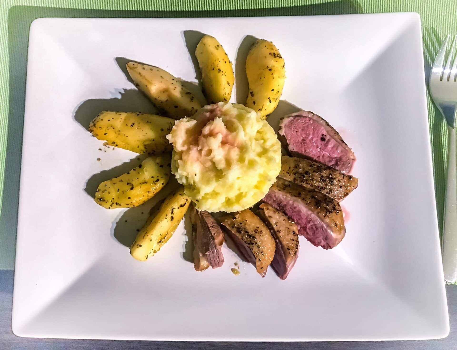 Pierś z kaczki ze smażonymi jabłkami i puree