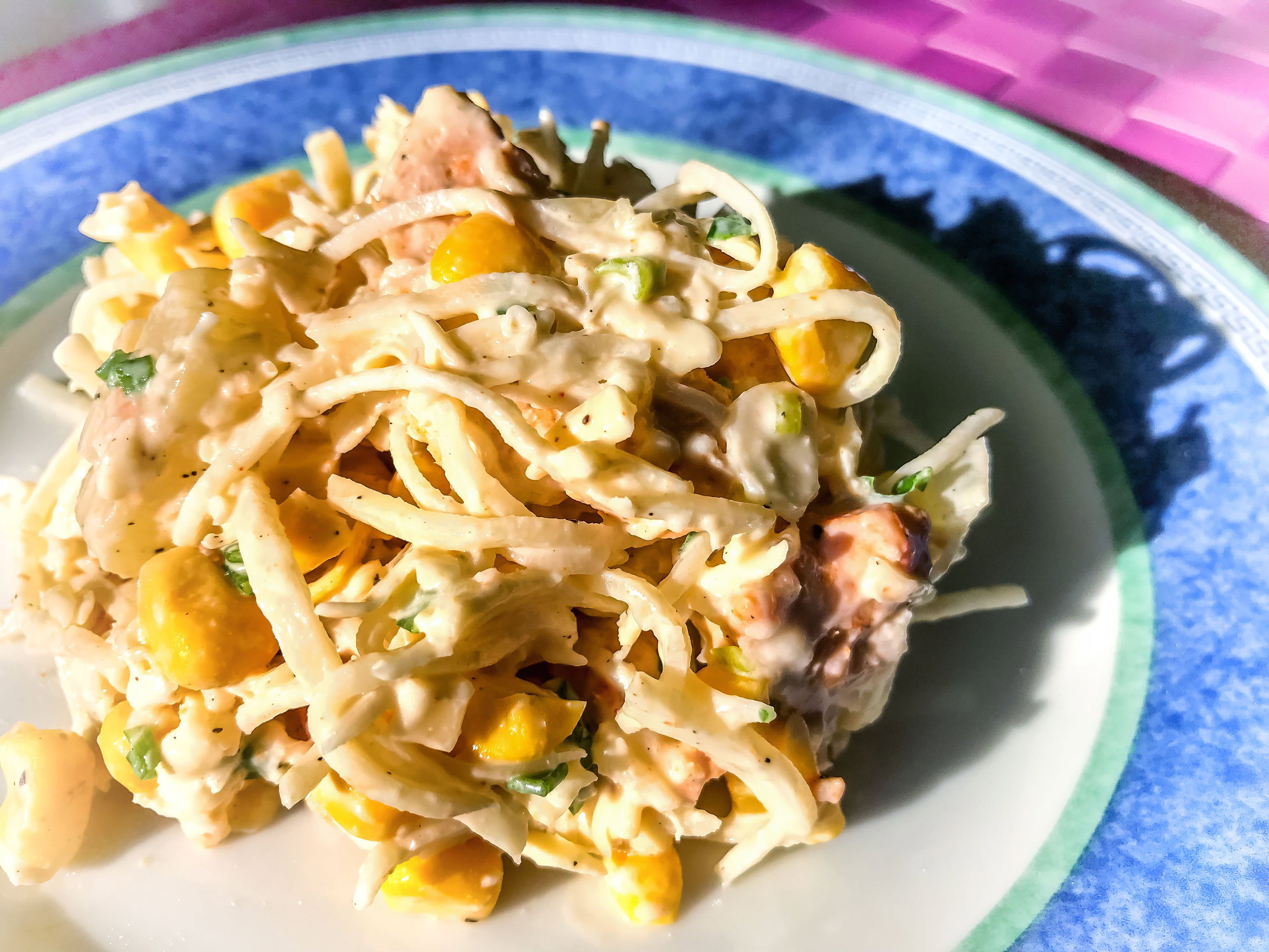 Sałatka z kurczakiem, ananasem i selerem konserwowym 1 Sałatka z kurczakiem, ananasem i selerem konserwowym