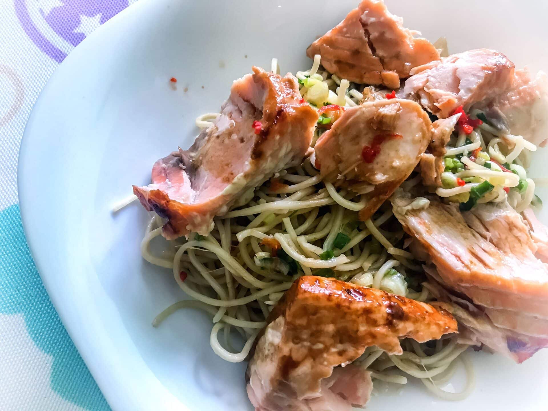 Makaron ryżowy z łososiem 1 Makaron ryżowy z łososiem